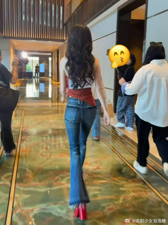 Ai bắt mỹ nh&acirc;n n&agrave;y ăn cơm gi&ugrave;m với: Người gầy như bộ xương, eo nhỏ hơn bảng t&ecirc;n, gi&oacute; thổi nhẹ cũng bay- Ảnh 2.