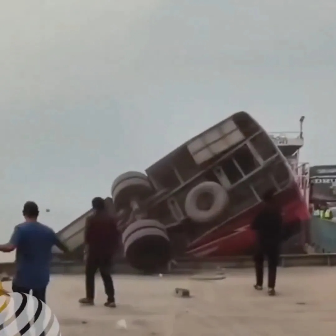 Xe bu&yacute;t chở đầy kh&aacute;ch lao xuống s&ocirc;ng, 16 thi thể được t&igrave;m thấy- Ảnh 1.