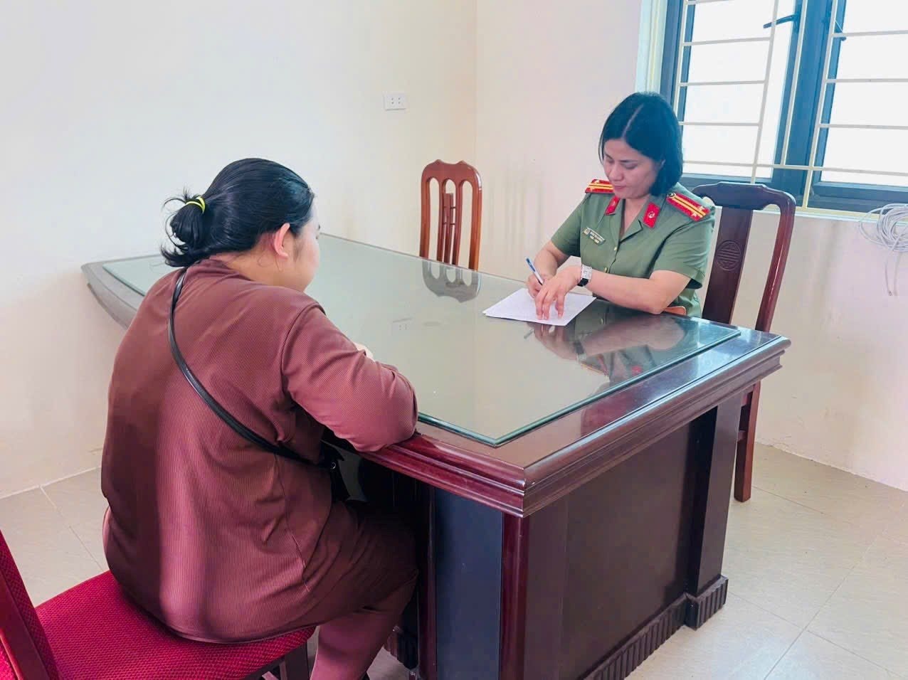 Sau giao dịch 5.000 đồng, người phụ nữ SN 1998 đến C&ocirc;ng an l&agrave;m việc- Ảnh 1.