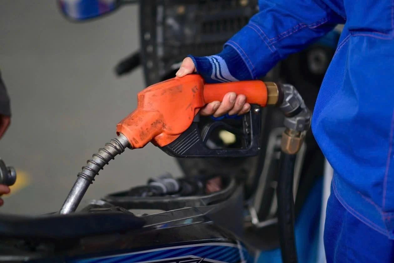 Gi&aacute; xăng RON 95 giảm hơn 5.600 đồng/l&iacute;t- Ảnh 1.