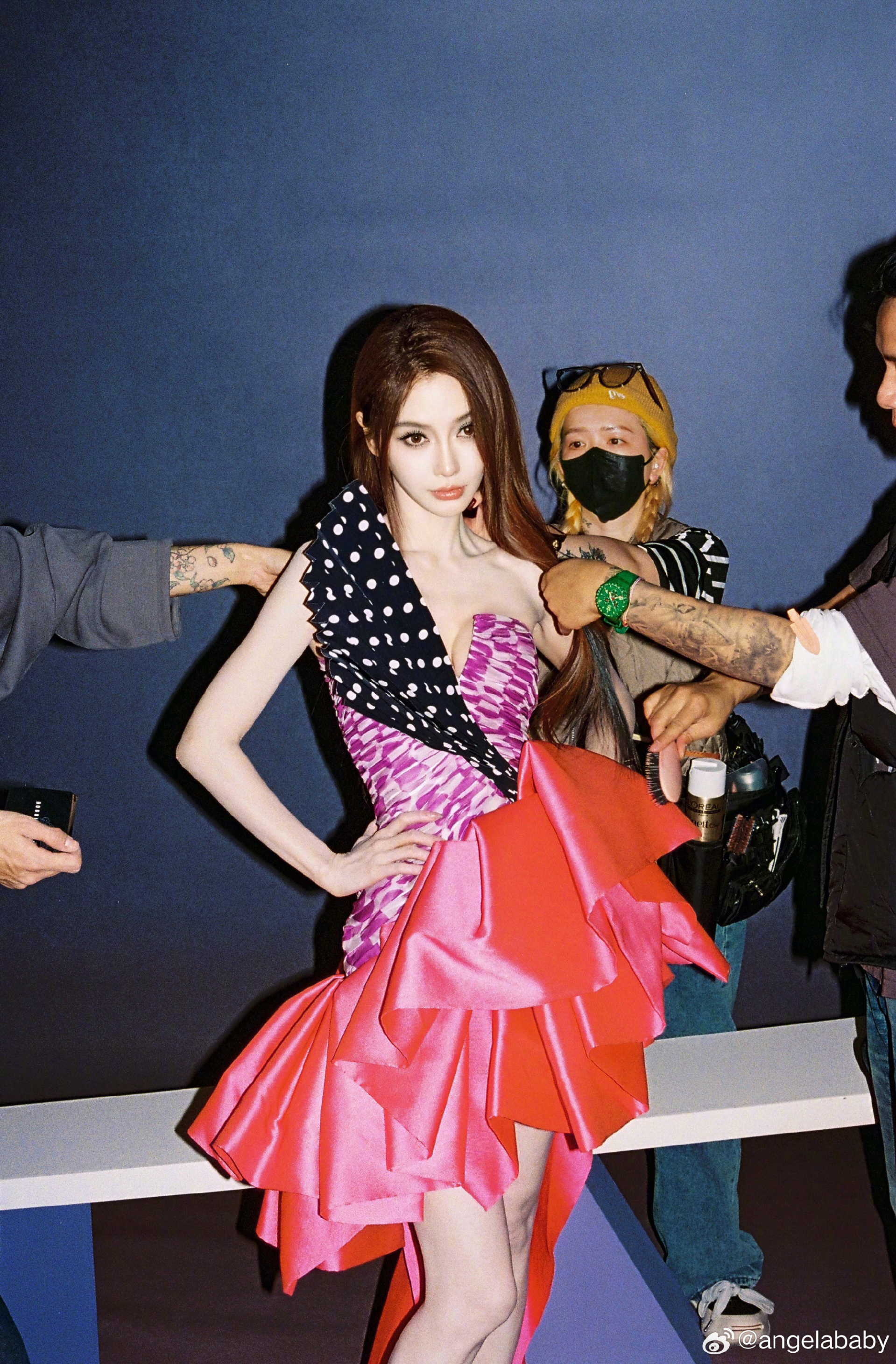 Angelababy cũng c&oacute; ng&agrave;y n&agrave;y: Sa s&uacute;t đến mức phải livestream b&aacute;n h&agrave;ng gi&aacute; rẻ, sống bằng những bữa cơm lề đường- Ảnh 1.