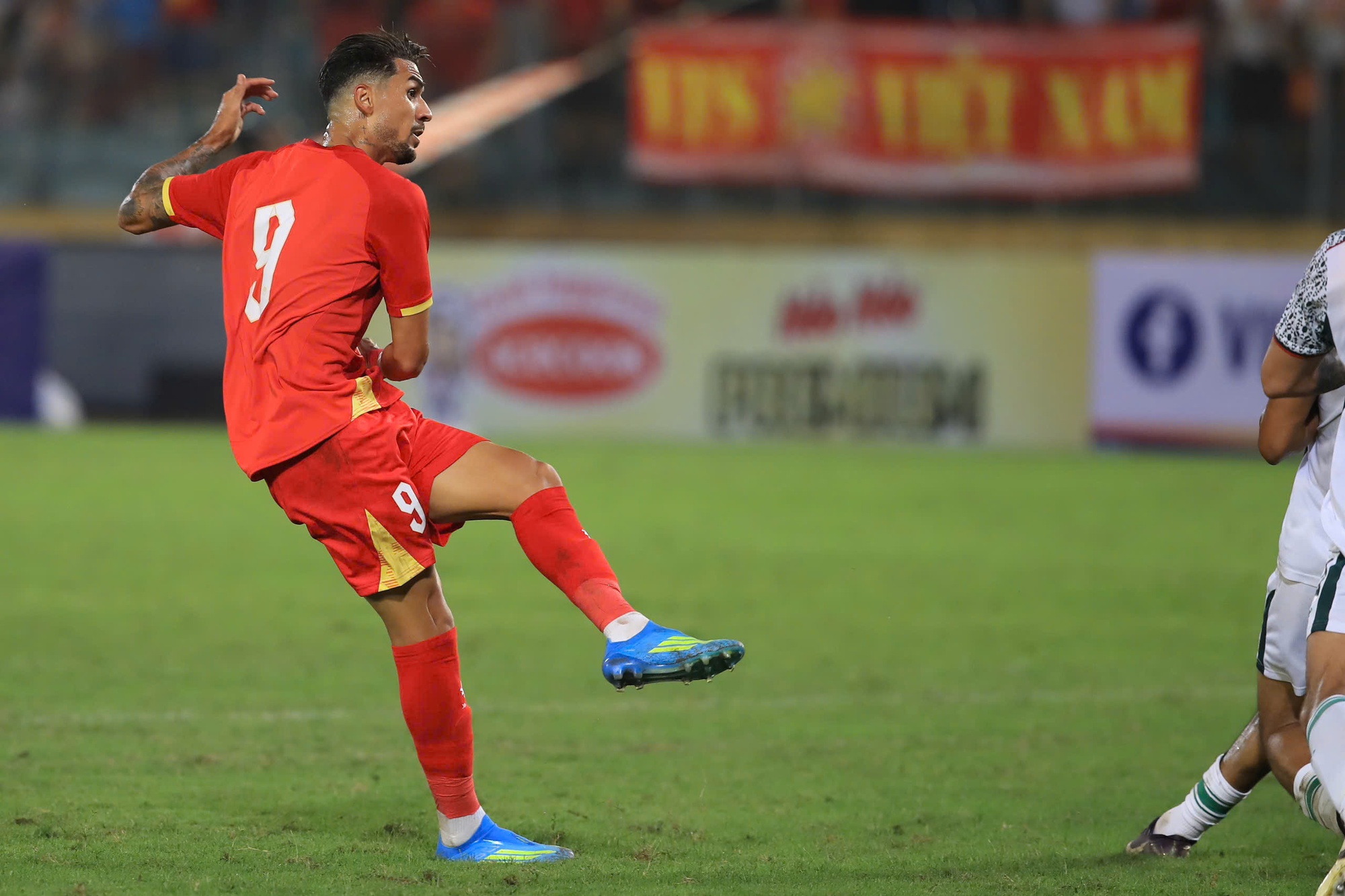 Đỗ Ho&agrave;ng H&ecirc;n g&acirc;y sốt ng&agrave;y ra mắt: "Bắn" tiếng Việt cực đỉnh, "sĩ hết nấc" khi l&ecirc;n thẳng trang chủ FIFA- Ảnh 4.