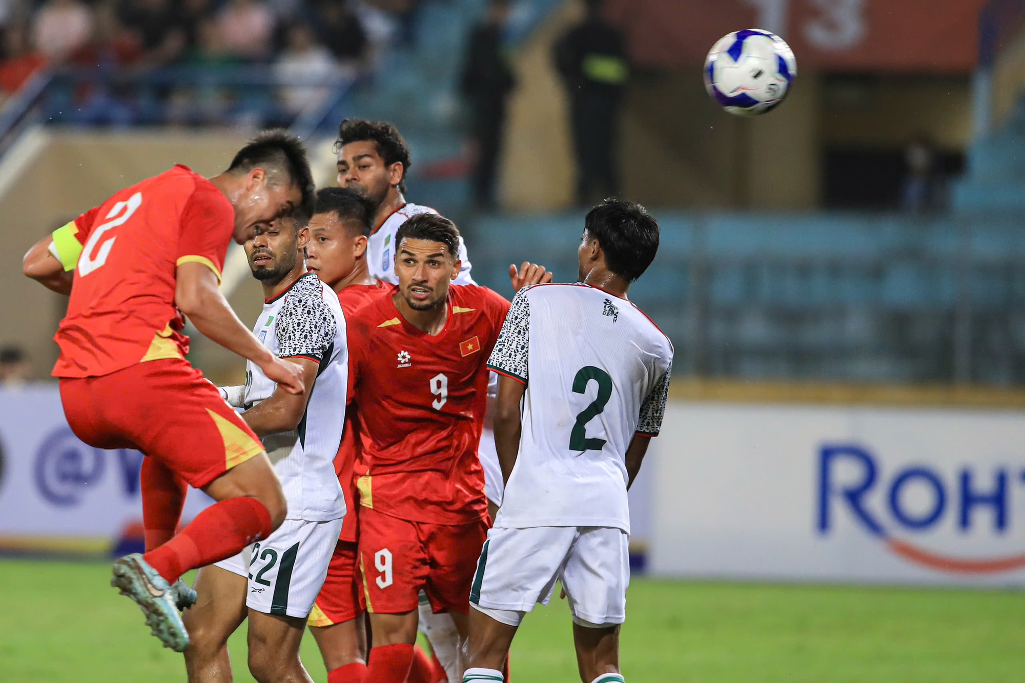 Đỗ Ho&agrave;ng H&ecirc;n g&acirc;y sốt ng&agrave;y ra mắt: "Bắn" tiếng Việt cực đỉnh, "sĩ hết nấc" khi l&ecirc;n thẳng trang chủ FIFA- Ảnh 5.