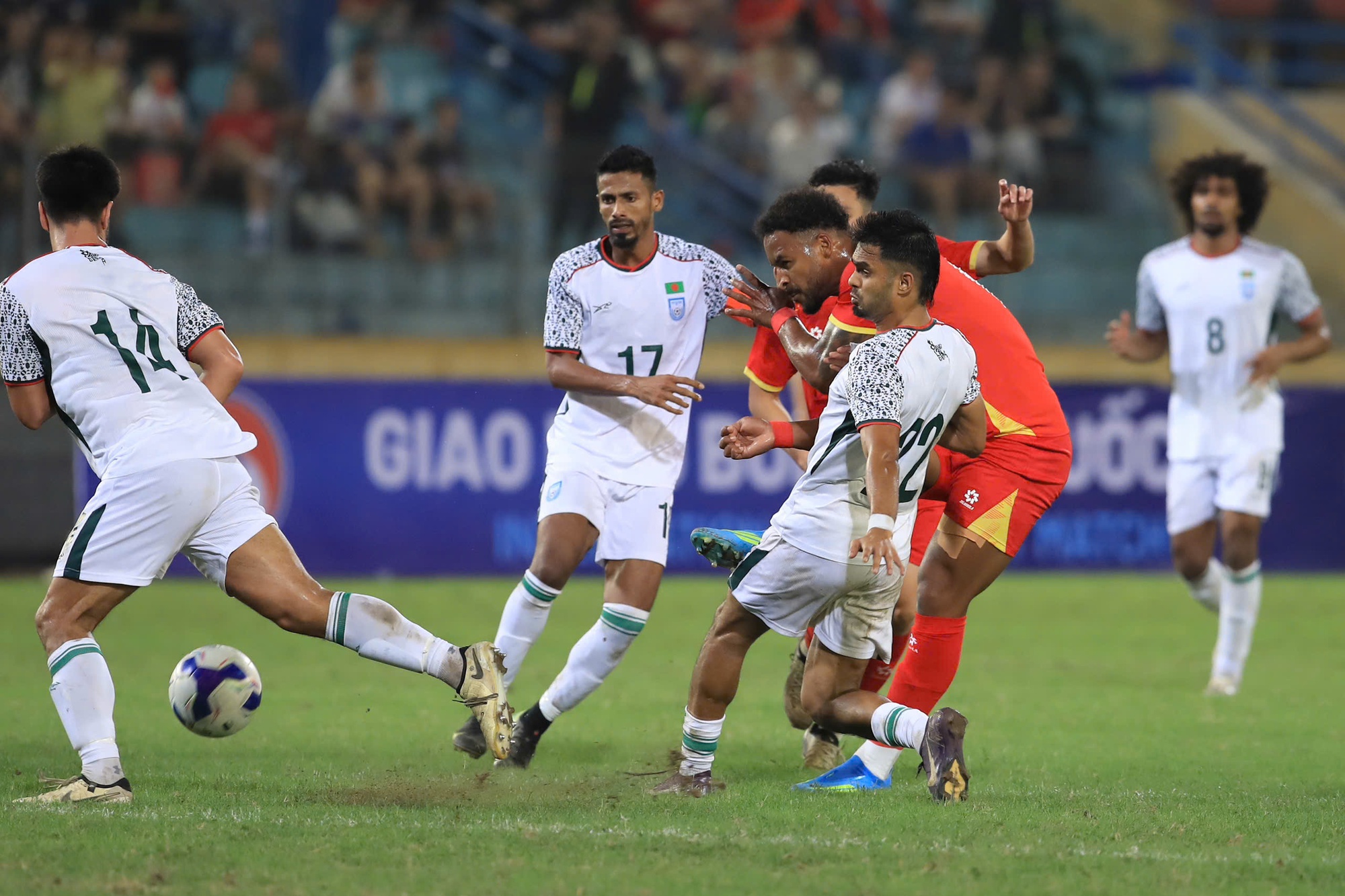 Xuân Son tăng 4kg, thể hình thế nào mà HLV Kim Sang-sik nói thẳng "di chuyển chưa tốt"- Ảnh 6. Xuân Son tăng 4kg, thể hình thế nào mà HLV Kim Sang-sik nói thẳng "di chuyển chưa tốt"- Ảnh 6.