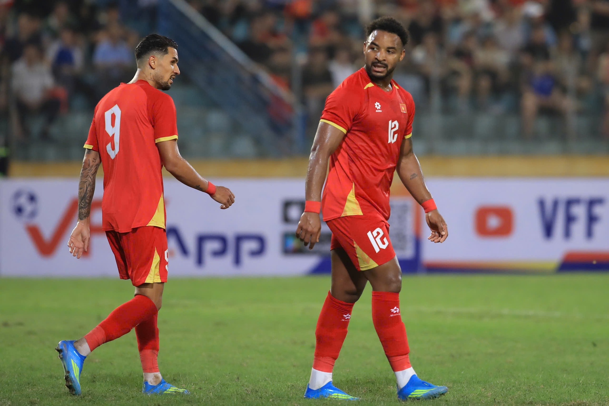 Xuân Son tăng 4kg, thể hình thế nào mà HLV Kim Sang-sik nói thẳng "di chuyển chưa tốt"- Ảnh 2. Xuân Son tăng 4kg, thể hình thế nào mà HLV Kim Sang-sik nói thẳng "di chuyển chưa tốt"- Ảnh 2.