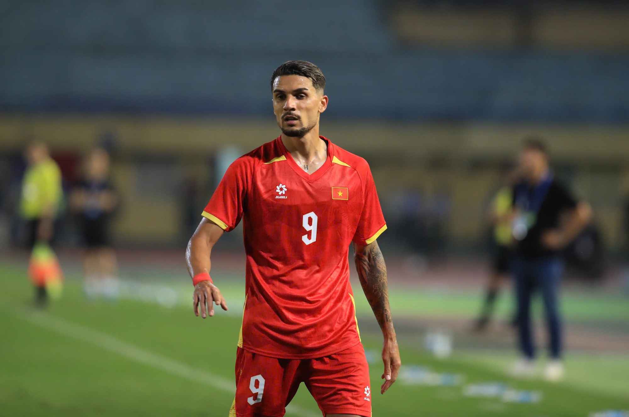 Đỗ Ho&agrave;ng H&ecirc;n g&acirc;y sốt ng&agrave;y ra mắt: "Bắn" tiếng Việt cực đỉnh, "sĩ hết nấc" khi l&ecirc;n thẳng trang chủ FIFA- Ảnh 3.