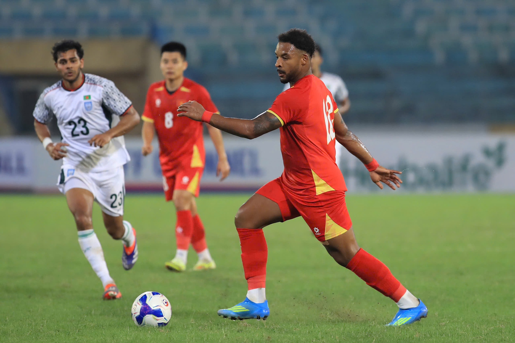 Xuân Son tăng 4kg, thể hình thế nào mà HLV Kim Sang-sik nói thẳng "di chuyển chưa tốt"- Ảnh 4. Xuân Son tăng 4kg, thể hình thế nào mà HLV Kim Sang-sik nói thẳng "di chuyển chưa tốt"- Ảnh 4.