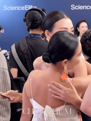 Phản xạ cực nhanh đ&atilde; gi&uacute;p MC Ho&agrave;ng Oanh khỏi sự cố 