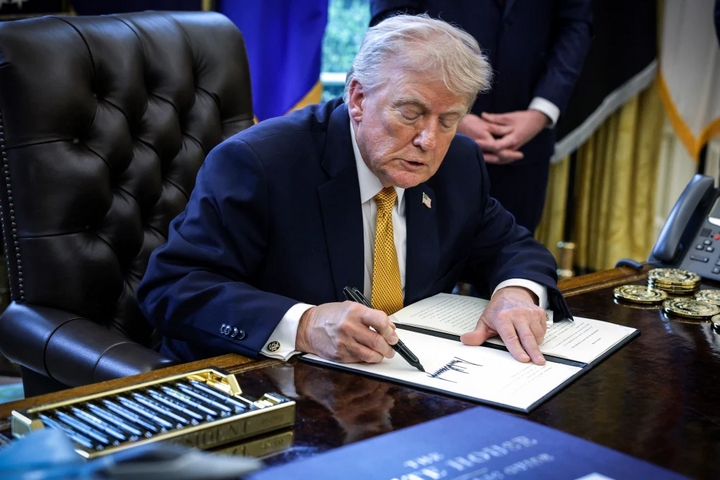 Lần đầu ti&ecirc;n trong lịch sử tiền giấy USD sẽ được in chữ k&yacute; của Tổng thống Trump- Ảnh 1.