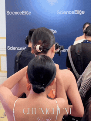 Phản xạ cực nhanh đ&atilde; gi&uacute;p MC Ho&agrave;ng Oanh khỏi sự cố 