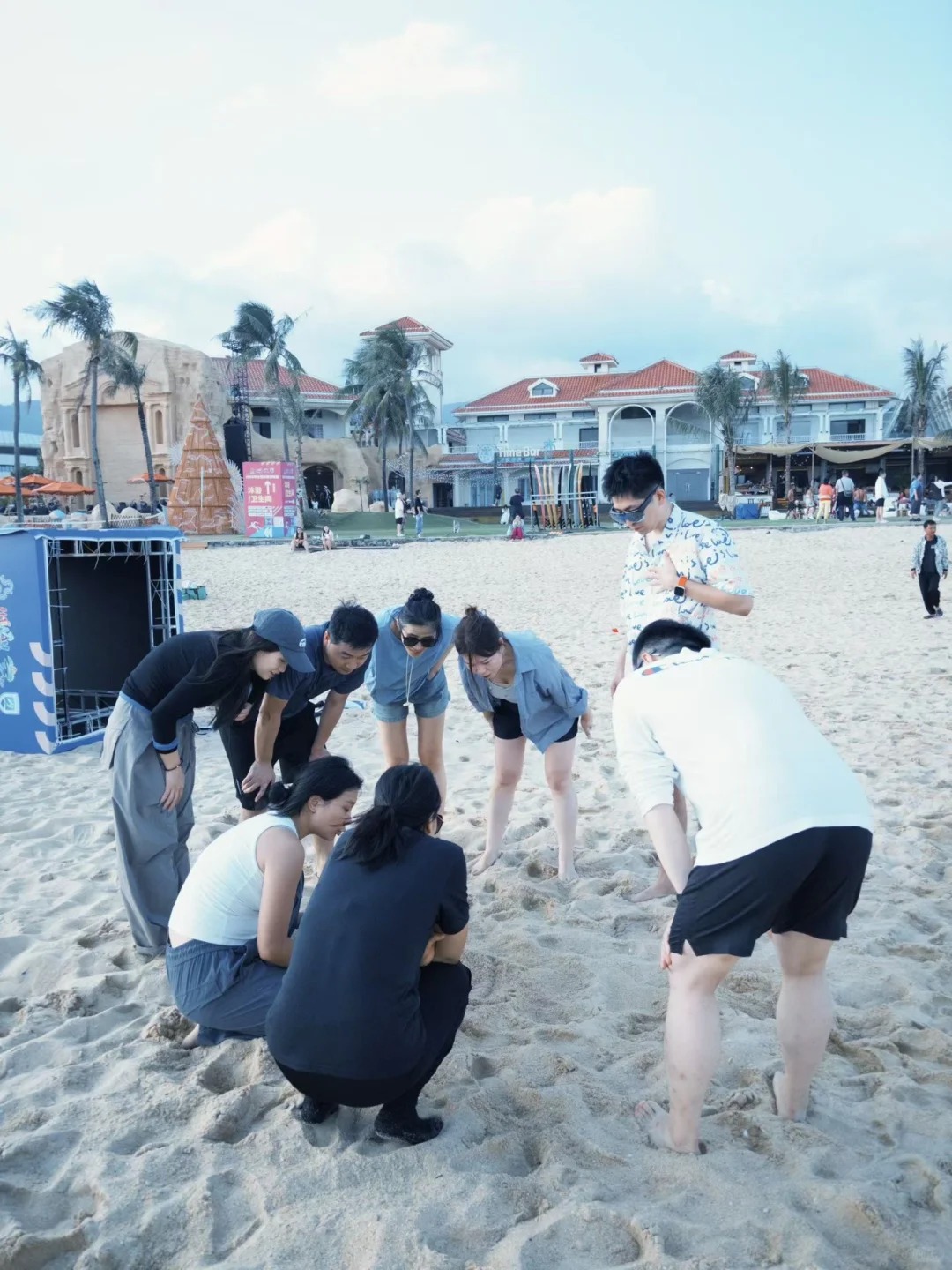 4 kiểu ăn mặc bị gh&eacute;t khi đi team building- Ảnh 2.