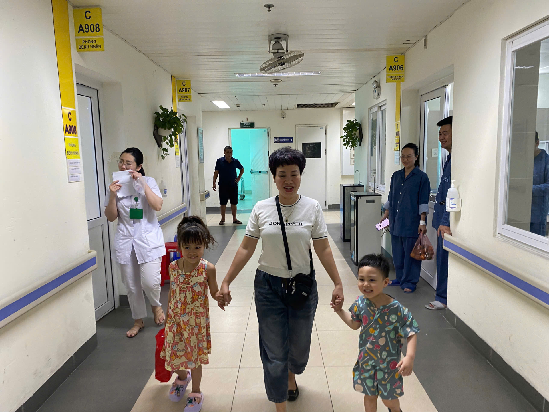 Bức ảnh "ph&eacute;p m&agrave;u" sau vụ ch&aacute;y Lĩnh Nam: 7 người tho&aacute;t nạn v&agrave; những "người h&ugrave;ng" kh&ocirc;ng ai biết t&ecirc;n- Ảnh 2.