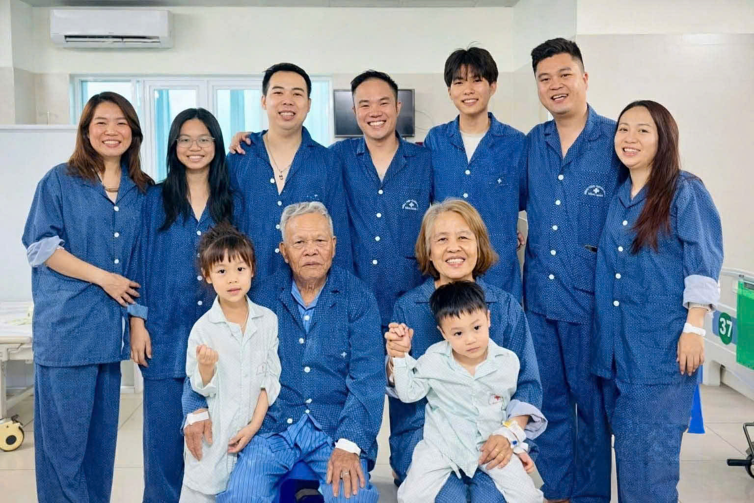 Bức ảnh "ph&eacute;p m&agrave;u" sau vụ ch&aacute;y Lĩnh Nam: 7 người tho&aacute;t nạn v&agrave; những "người h&ugrave;ng" kh&ocirc;ng ai biết t&ecirc;n- Ảnh 1.