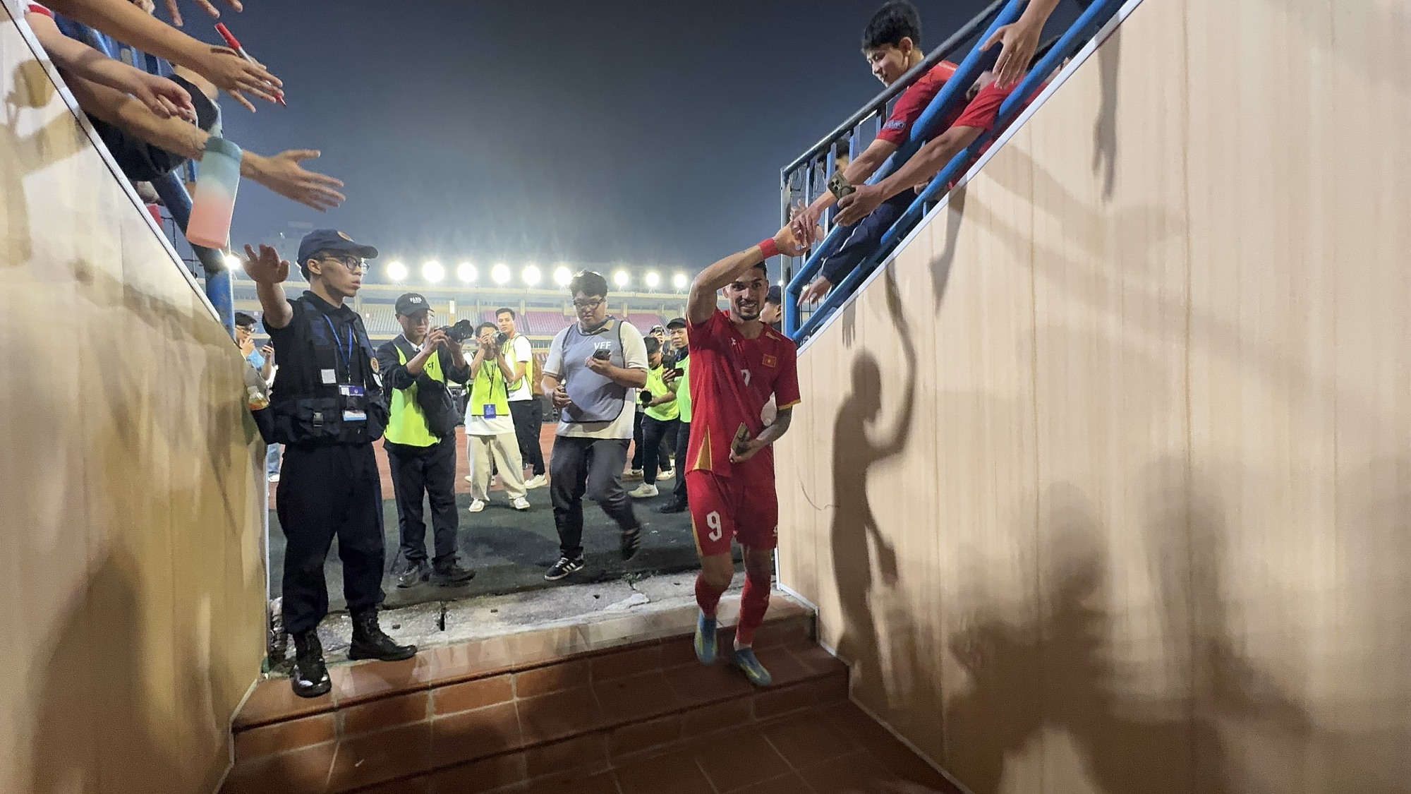 Đỗ Ho&agrave;ng H&ecirc;n g&acirc;y sốt ng&agrave;y ra mắt: "Bắn" tiếng Việt cực đỉnh, "sĩ hết nấc" khi l&ecirc;n thẳng trang chủ FIFA- Ảnh 7.