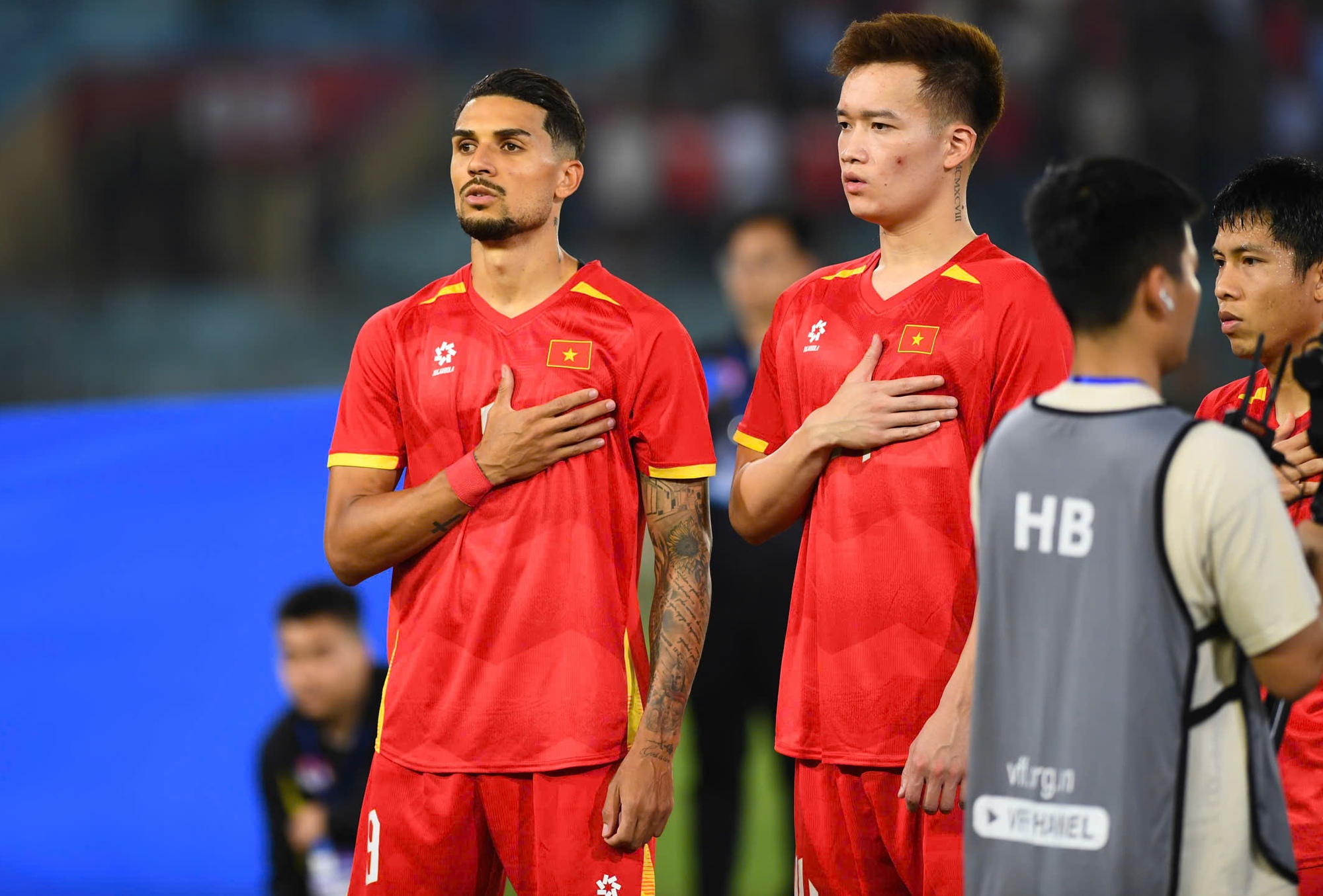 Đỗ Ho&agrave;ng H&ecirc;n g&acirc;y sốt ng&agrave;y ra mắt: "Bắn" tiếng Việt cực đỉnh, "sĩ hết nấc" khi l&ecirc;n thẳng trang chủ FIFA- Ảnh 2.