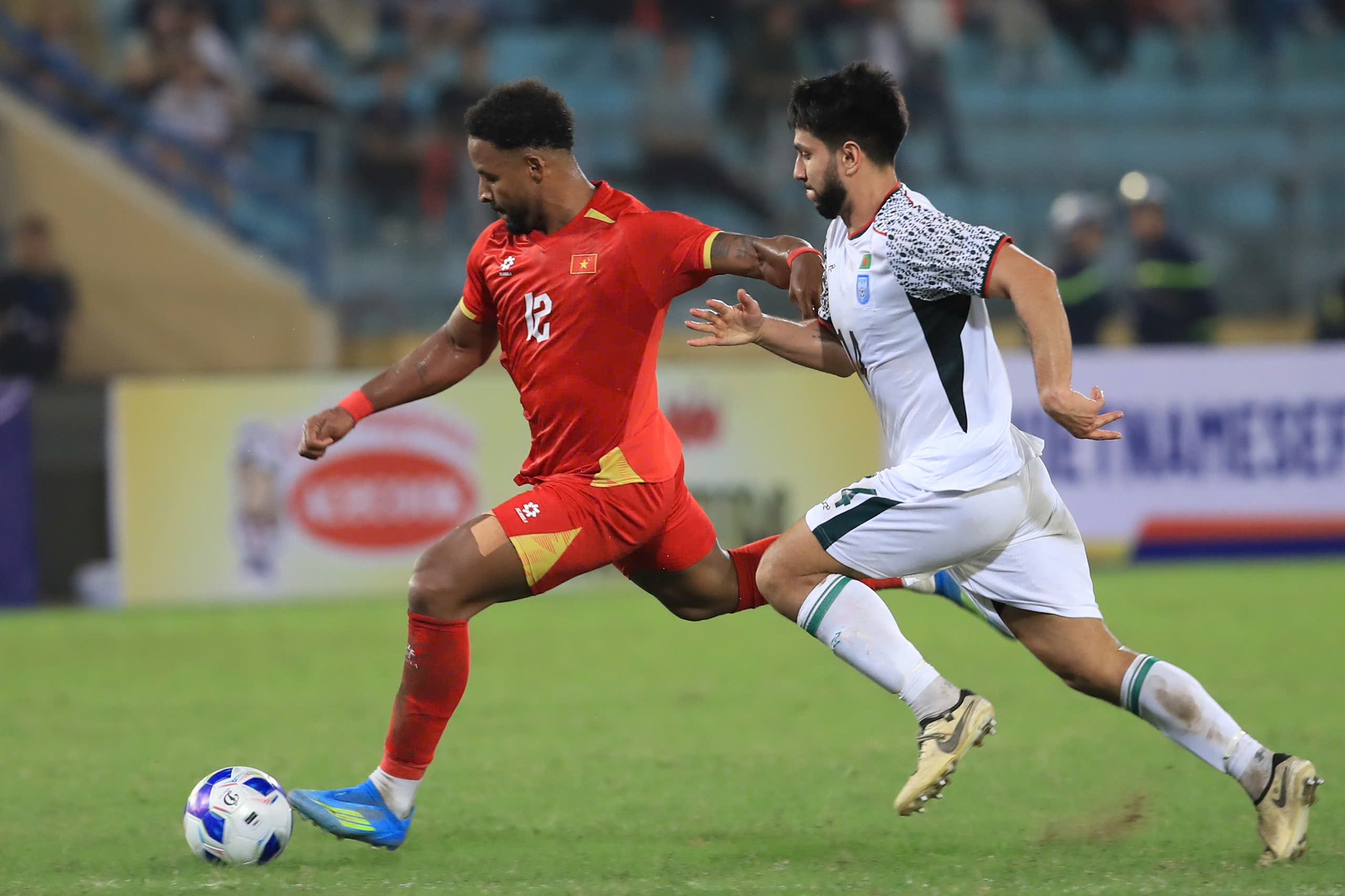 Xuân Son tăng 4kg, thể hình thế nào mà HLV Kim Sang-sik nói thẳng "di chuyển chưa tốt"- Ảnh 3. Xuân Son tăng 4kg, thể hình thế nào mà HLV Kim Sang-sik nói thẳng "di chuyển chưa tốt"- Ảnh 3.