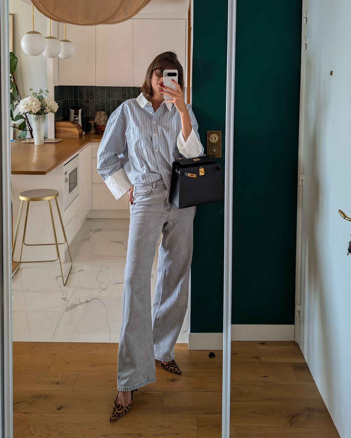 Phụ nữ Ph&aacute;p thường mix quần ống su&ocirc;ng với 4 mẫu &aacute;o, h&oacute;a ra mặc đẹp lại đơn giản thế n&agrave;y- Ảnh 4.