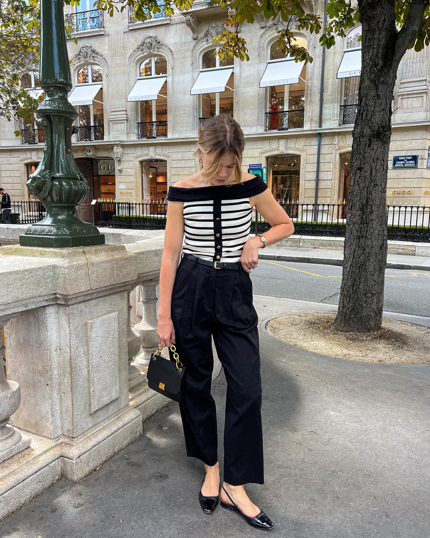 Phụ nữ Ph&aacute;p thường mix quần ống su&ocirc;ng với 4 mẫu &aacute;o, h&oacute;a ra mặc đẹp lại đơn giản thế n&agrave;y- Ảnh 10.