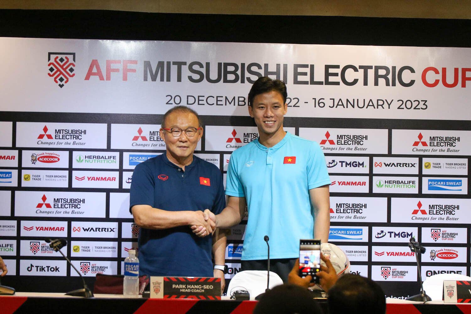 HLV Park Hang-seo gặp si&ecirc;u sao Son Heung-min liền xin ngay 2 thứ cho Văn Hậu, Quế Ngọc Hải, bảo sao t&igrave;nh "bố con" m&atilde;i đậm s&acirc;u- Ảnh 5.