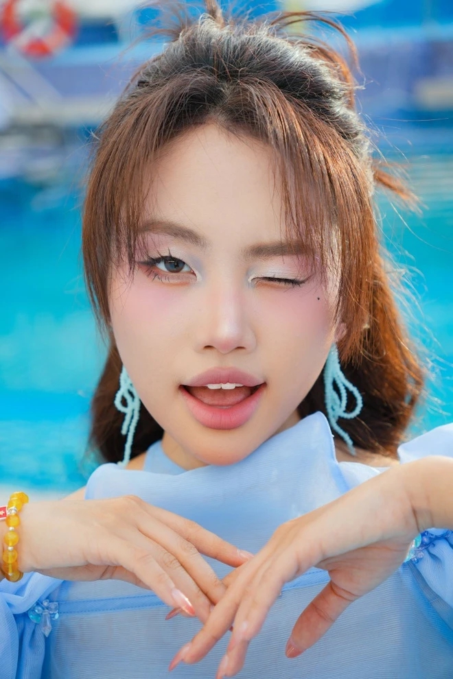 Nữ ca sĩ Việt tự tin, g&acirc;y sốt khắp ch&acirc;u &Aacute; ai ngờ từng bị bạo lực học đường: Sau 1 năm t&igrave;nh thế đảo chiều 180 độ- Ảnh 2.