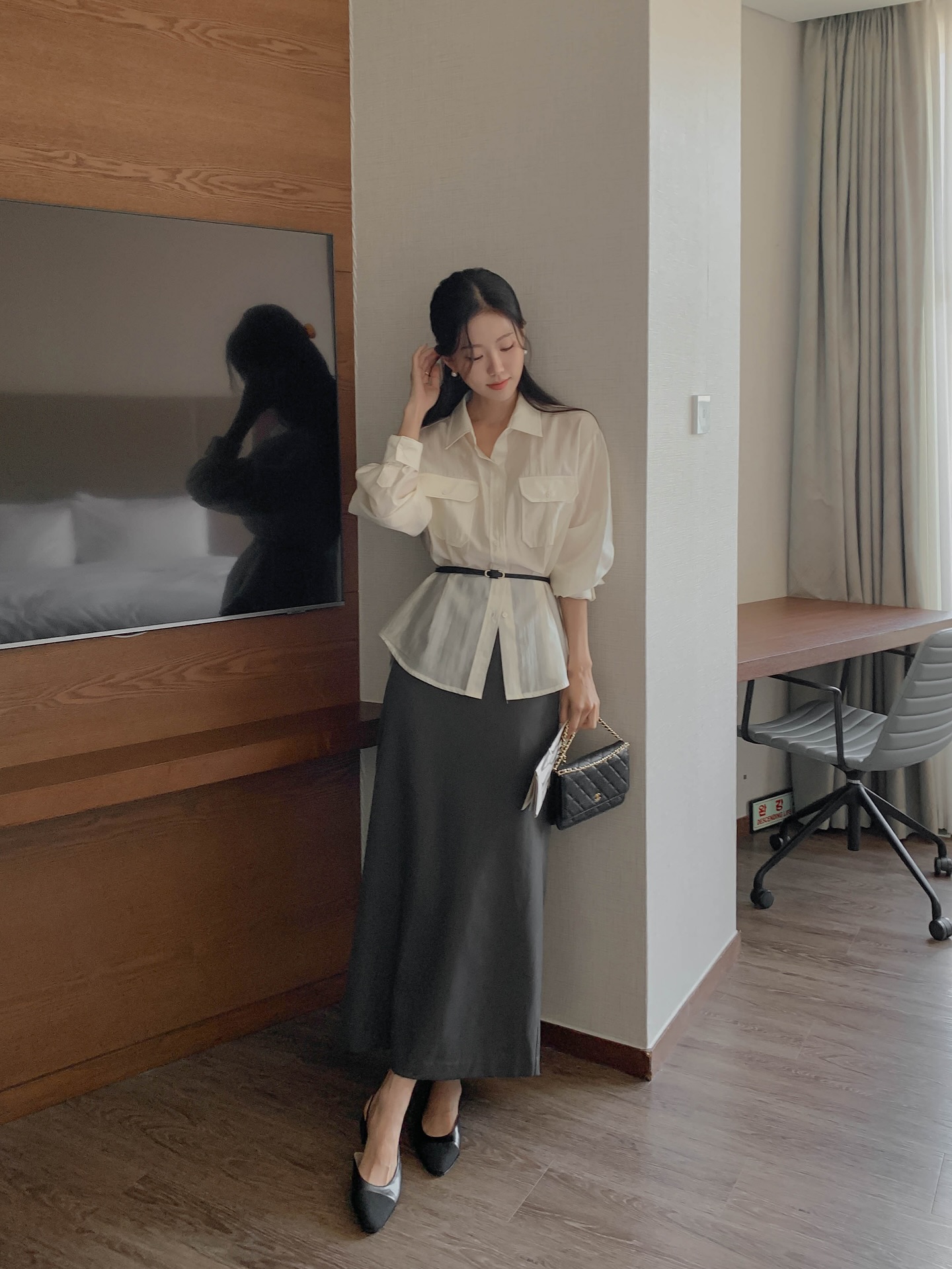 &Aacute;o sơ mi/blouse v&agrave; ch&acirc;n v&aacute;y: Bộ đ&ocirc;i xinh tươi nhất m&ugrave;a h&egrave;, chuẩn thanh lịch khi mặc tới c&ocirc;ng sở- Ảnh 1.