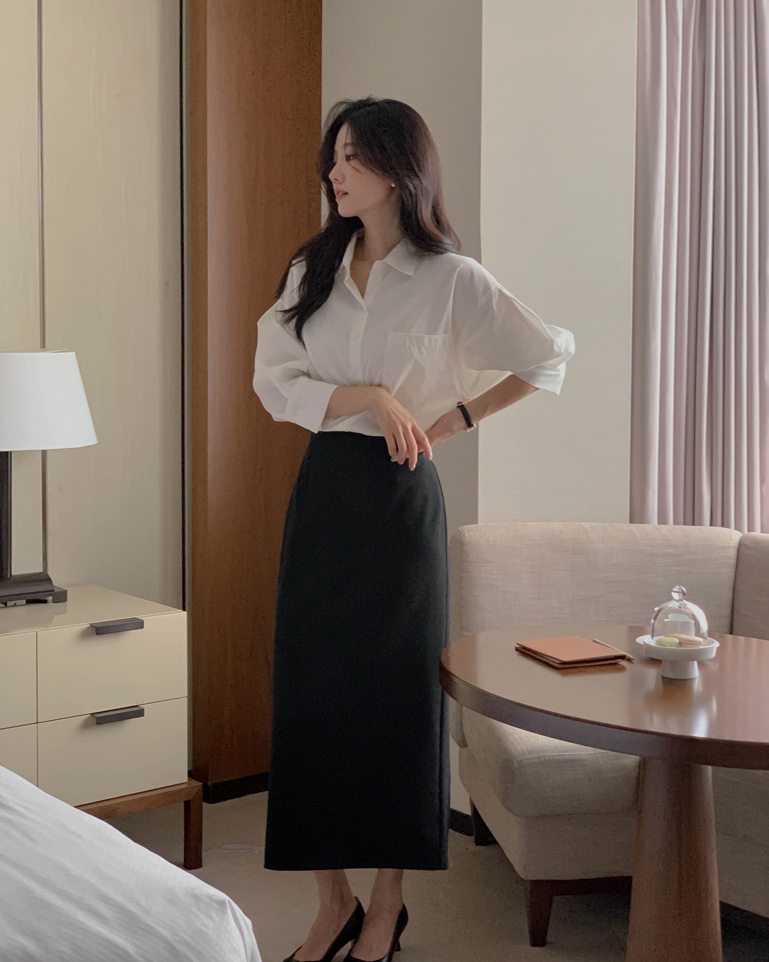 &Aacute;o sơ mi/blouse v&agrave; ch&acirc;n v&aacute;y: Bộ đ&ocirc;i xinh tươi nhất m&ugrave;a h&egrave;, chuẩn thanh lịch khi mặc tới c&ocirc;ng sở- Ảnh 2.