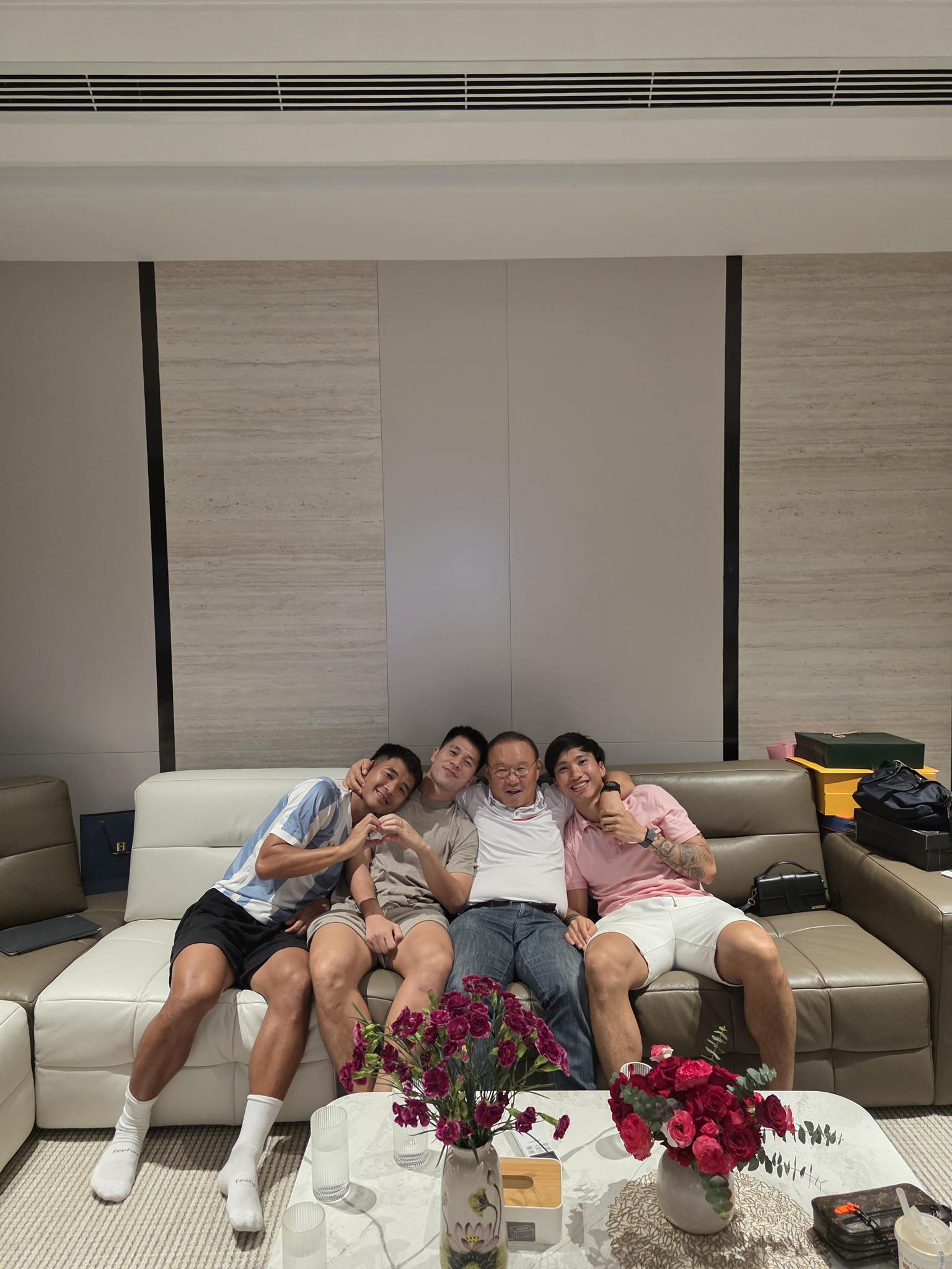 HLV Park Hang-seo gặp si&ecirc;u sao Son Heung-min liền xin ngay 2 thứ cho Văn Hậu, Quế Ngọc Hải, bảo sao t&igrave;nh "bố con" m&atilde;i đậm s&acirc;u- Ảnh 6.