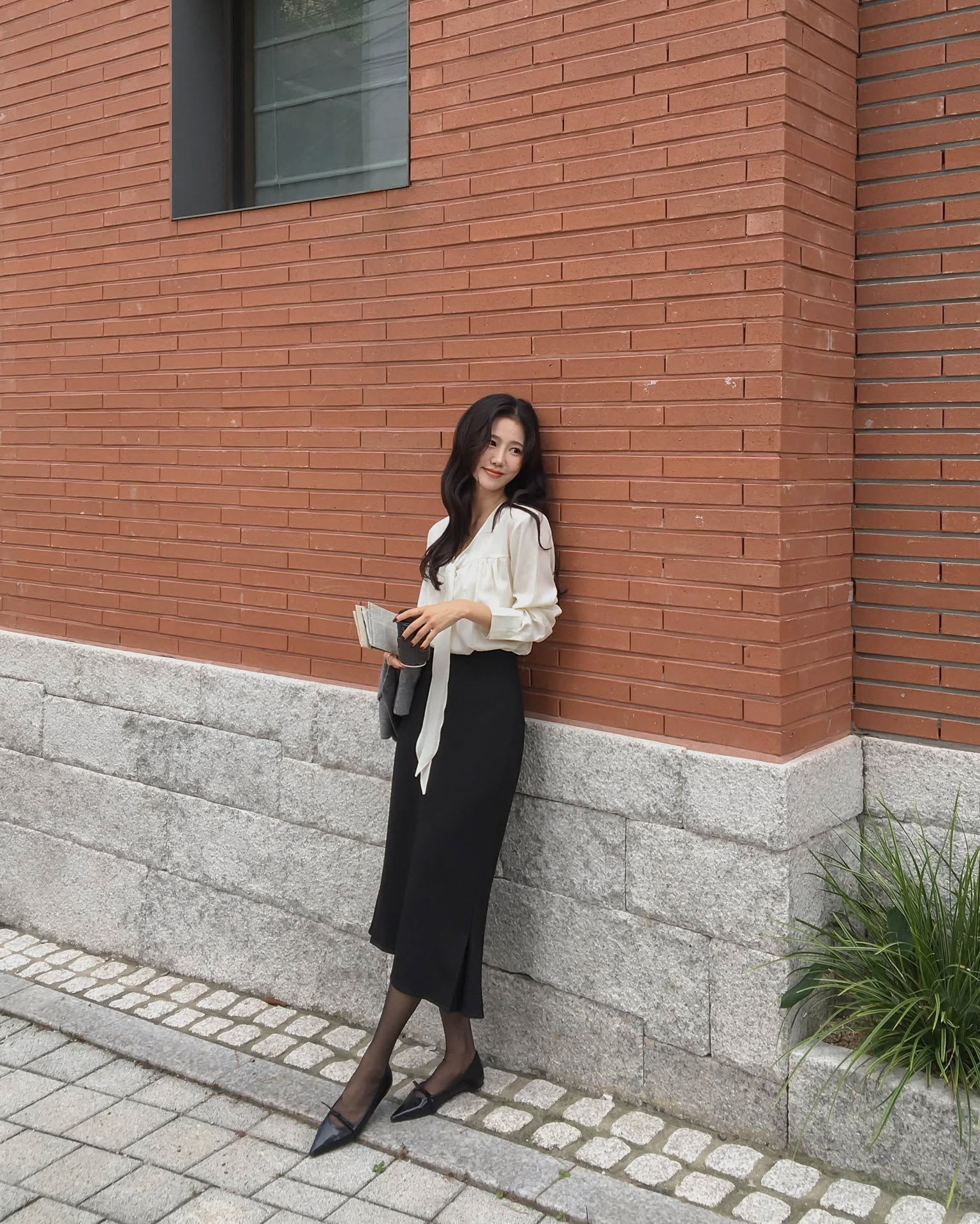 &Aacute;o sơ mi/blouse v&agrave; ch&acirc;n v&aacute;y: Bộ đ&ocirc;i xinh tươi nhất m&ugrave;a h&egrave;, chuẩn thanh lịch khi mặc tới c&ocirc;ng sở- Ảnh 5.