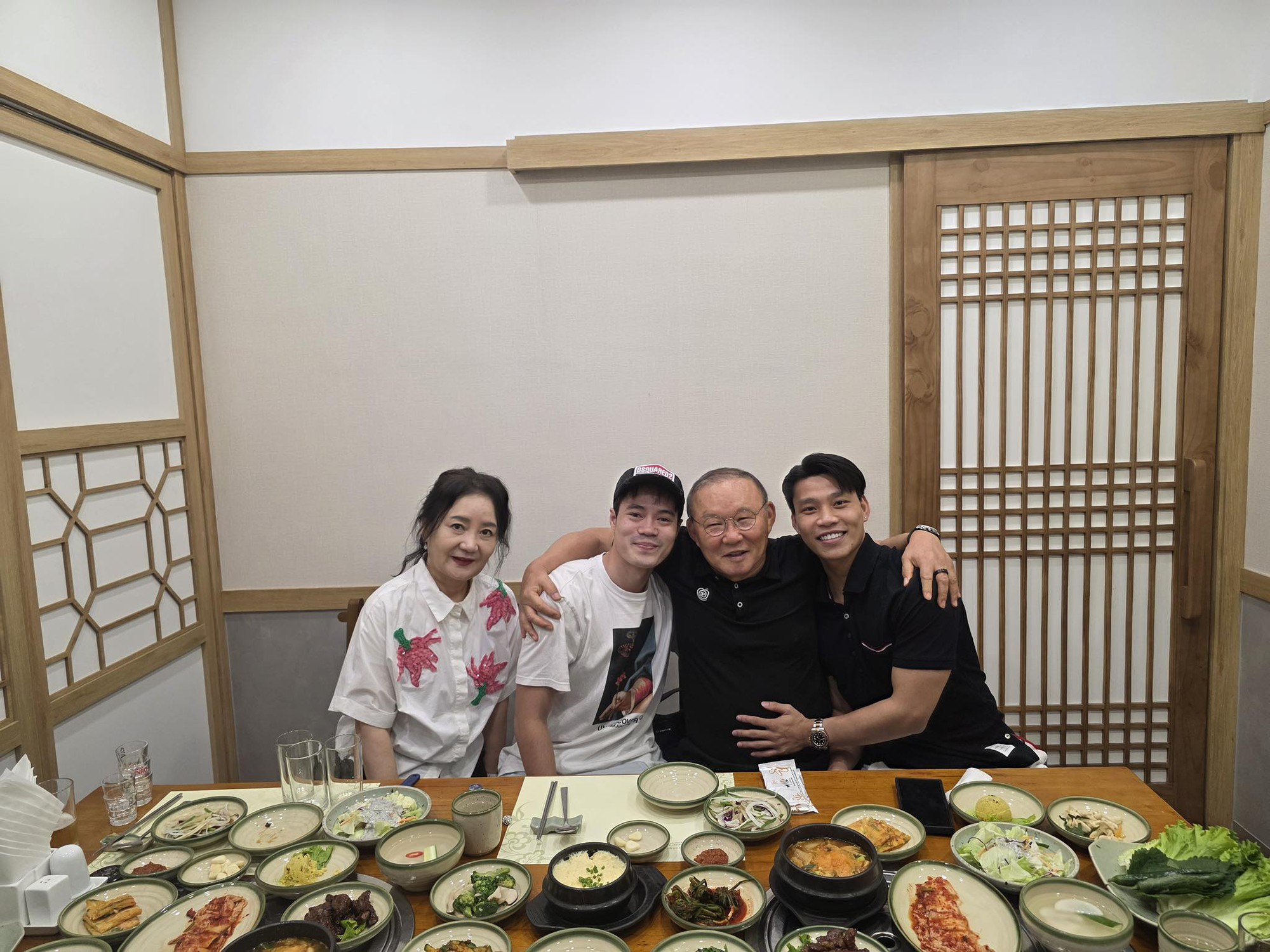 HLV Park Hang-seo gặp si&ecirc;u sao Son Heung-min liền xin ngay 2 thứ cho Văn Hậu, Quế Ngọc Hải, bảo sao t&igrave;nh "bố con" m&atilde;i đậm s&acirc;u- Ảnh 7.