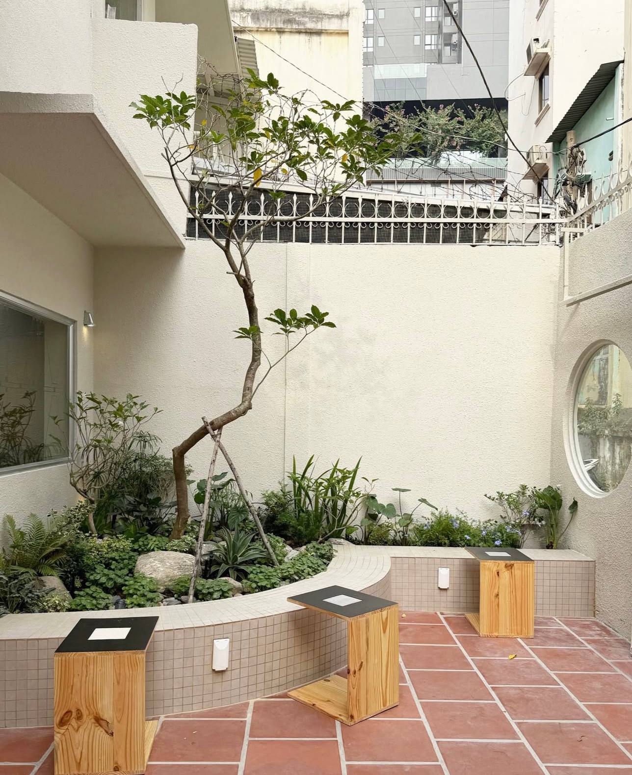 Mục sở thị 8 qu&aacute;n c&agrave; ph&ecirc; mới: T&acirc;n binh ẩn m&igrave;nh trong hẻm nhỏ, hội s&agrave;nh điệu hay uống matcha dưới ch&acirc;n cầu Ba Son- Ảnh 2.