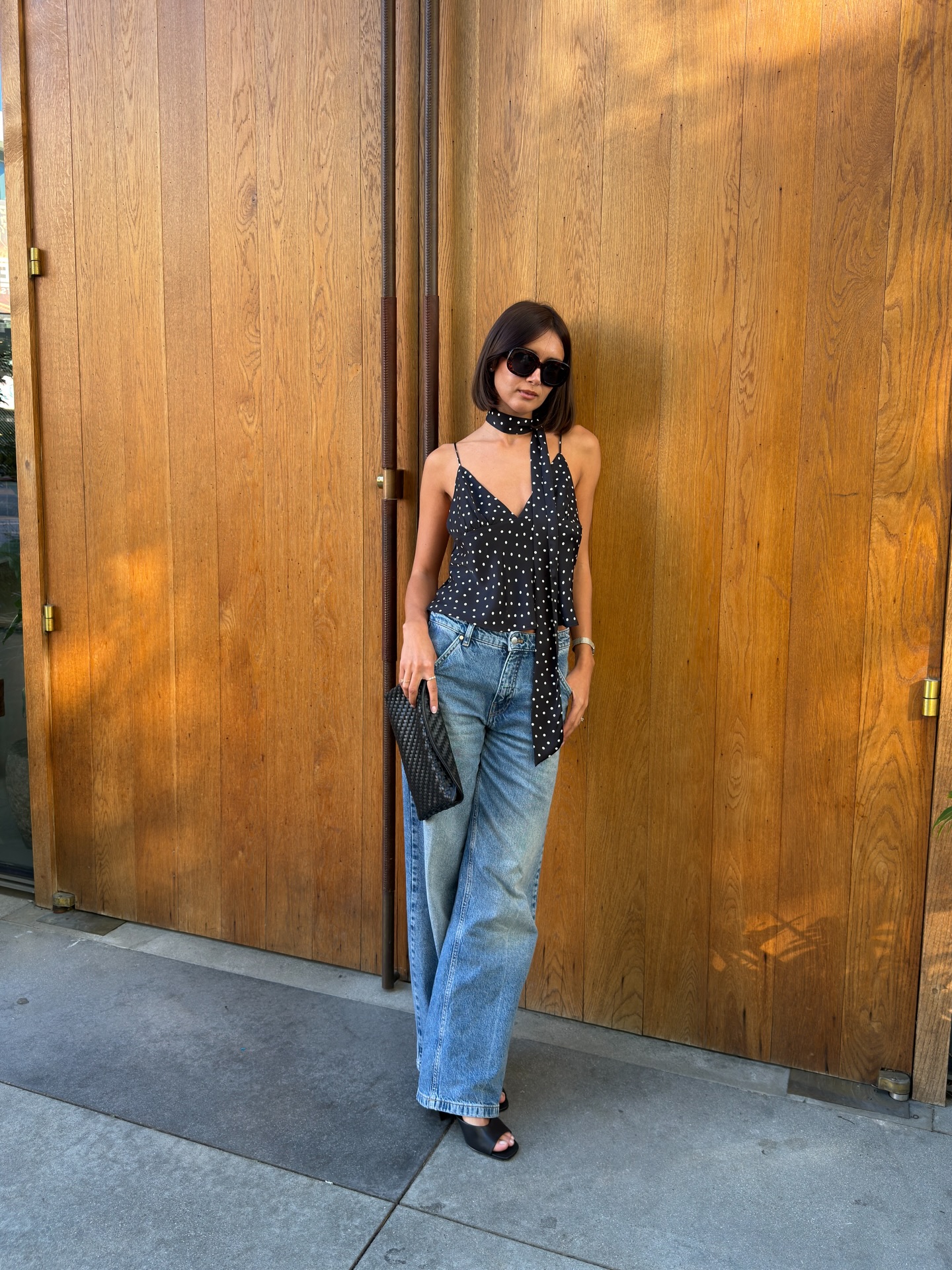 Phụ nữ Ph&aacute;p thường mix quần ống su&ocirc;ng với 4 mẫu &aacute;o, h&oacute;a ra mặc đẹp lại đơn giản thế n&agrave;y- Ảnh 1.