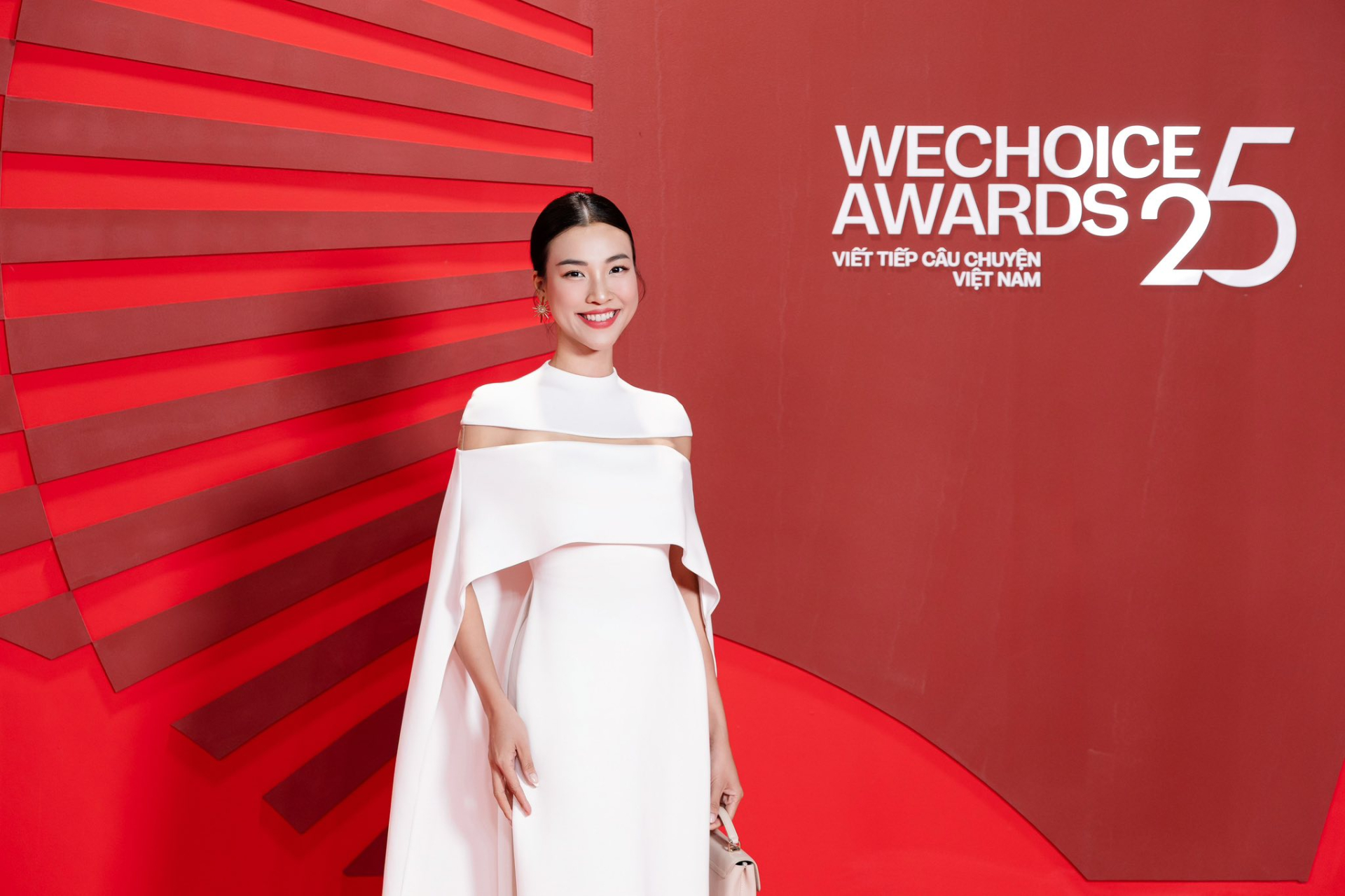 Phản xạ cực nhanh đ&atilde; gi&uacute;p MC Ho&agrave;ng Oanh khỏi sự cố 