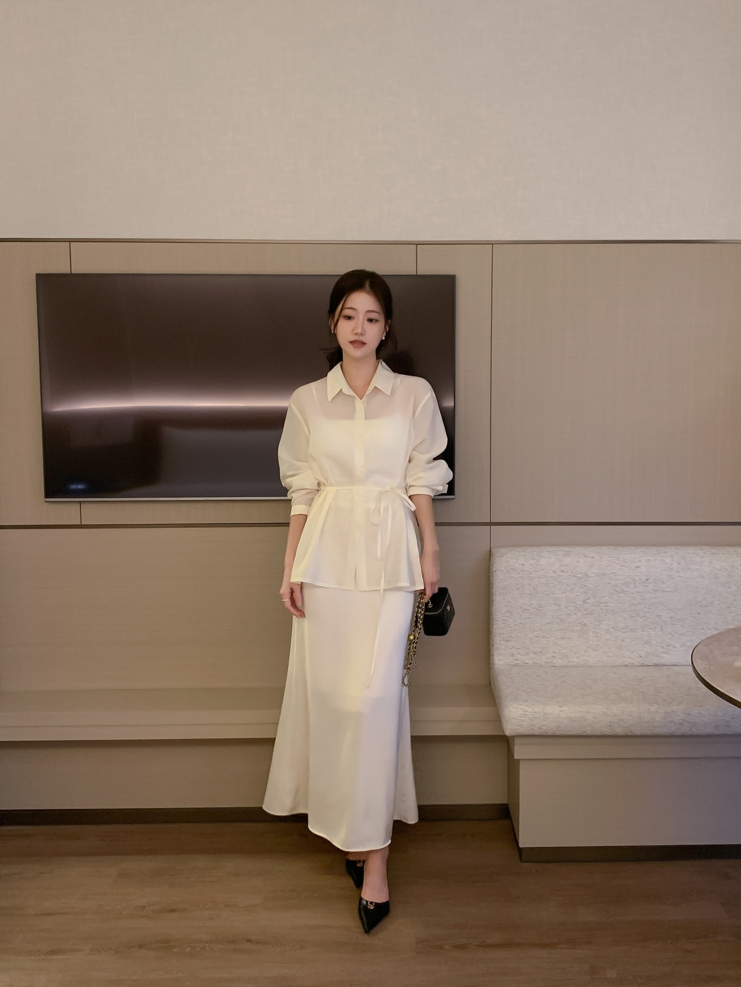 &Aacute;o sơ mi/blouse v&agrave; ch&acirc;n v&aacute;y: Bộ đ&ocirc;i xinh tươi nhất m&ugrave;a h&egrave;, chuẩn thanh lịch khi mặc tới c&ocirc;ng sở- Ảnh 10.