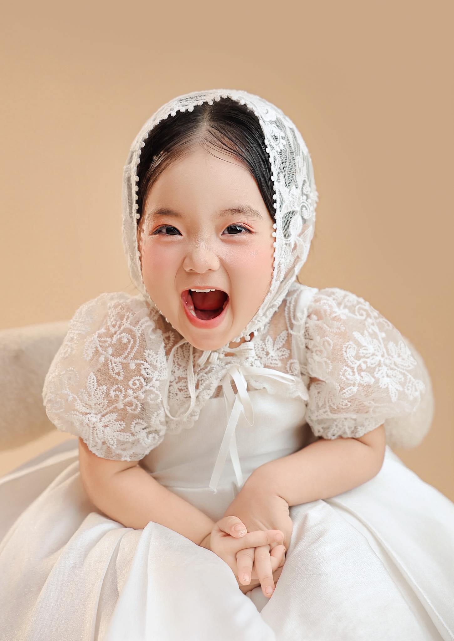 Cận cảnh nhan sắc xinh yêu như "búp bê sống" của bé Lisa, cực phẩm gen trội nhà Khánh Thi - Phan Hiển- Ảnh 1. Cận cảnh nhan sắc xinh yêu như "búp bê sống" của bé Lisa, cực phẩm gen trội nhà Khánh Thi - Phan Hiển- Ảnh 1.