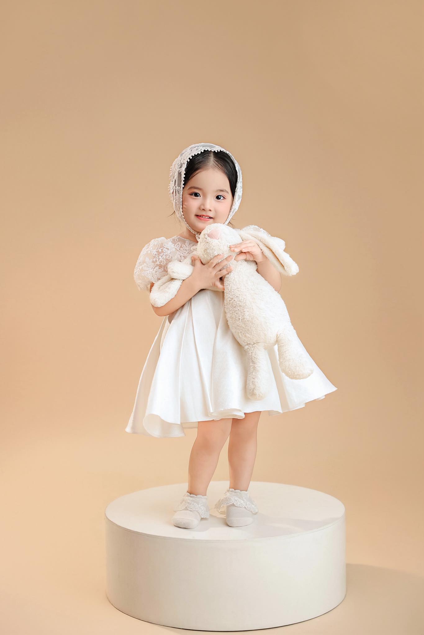 Cận cảnh nhan sắc xinh yêu như "búp bê sống" của bé Lisa, cực phẩm gen trội nhà Khánh Thi - Phan Hiển- Ảnh 8. Cận cảnh nhan sắc xinh yêu như "búp bê sống" của bé Lisa, cực phẩm gen trội nhà Khánh Thi - Phan Hiển- Ảnh 8.