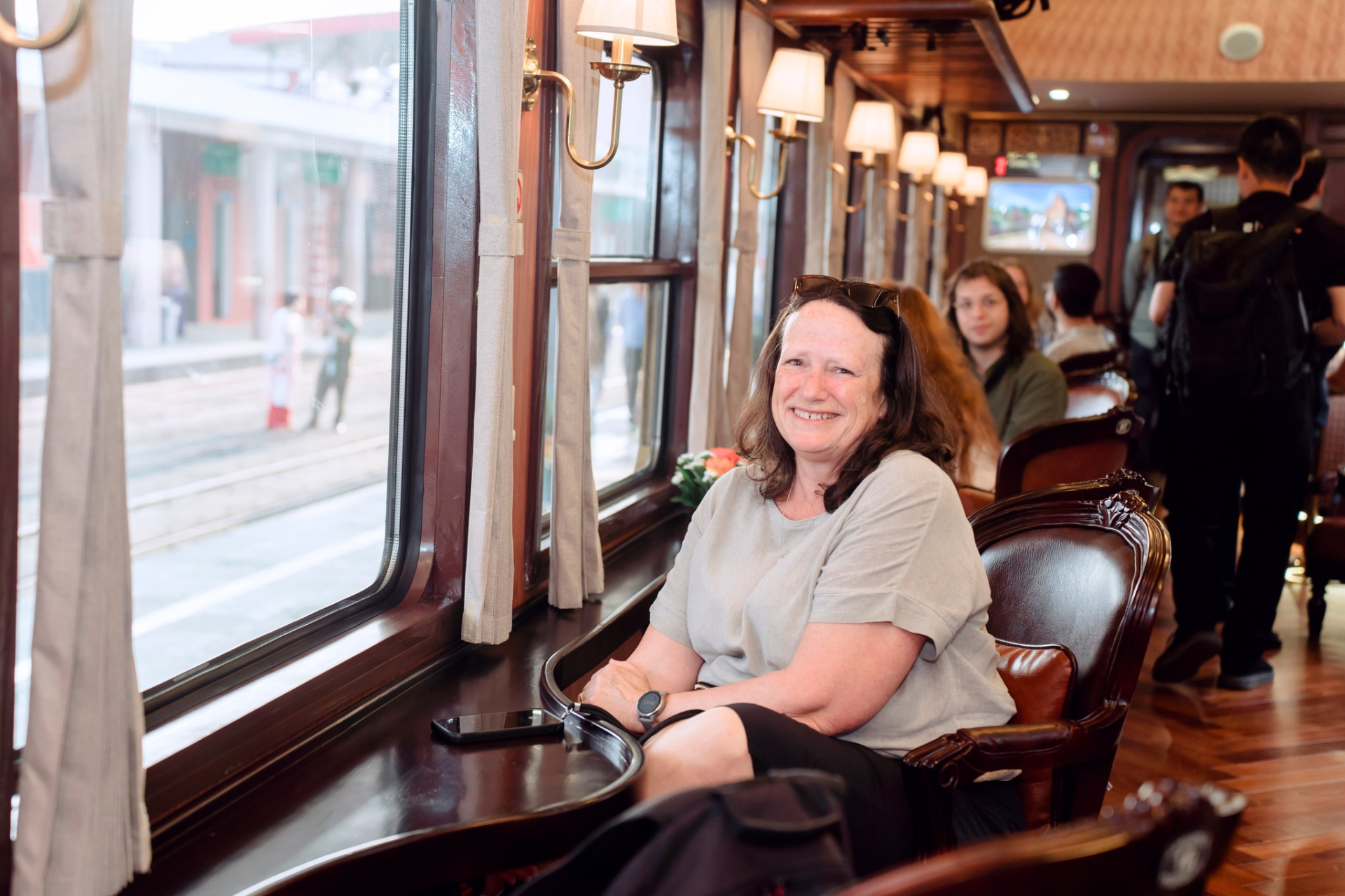 Chuyến t&agrave;u &lsquo;xịn như kh&aacute;ch sạn 5 sao&rsquo; mới nhất ở Việt Nam: Đi qua vịnh biển đẹp top 1 thế giới, gi&aacute; chưa đến 200.000 đồng/người- Ảnh 2.