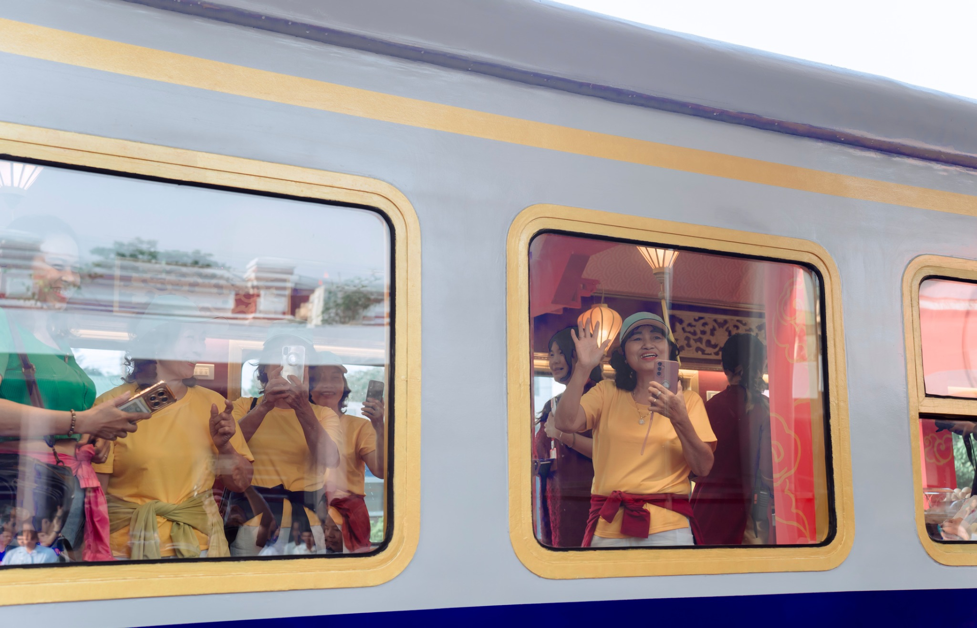 Chuyến t&agrave;u &lsquo;xịn như kh&aacute;ch sạn 5 sao&rsquo; mới nhất ở Việt Nam: Đi qua vịnh biển đẹp top 1 thế giới, gi&aacute; chưa đến 200.000 đồng/người- Ảnh 3.