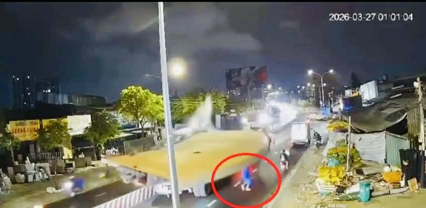 Cận cảnh clip vụ tai nạn xe chở th&eacute;p ở cầu K&ecirc;nh Tẻ, nam c&ocirc;ng nh&acirc;n tho&aacute;t chết "kh&ocirc;ng tưởng" khi đứng cạnh tấm th&eacute;p khổng lồ- Ảnh 1.