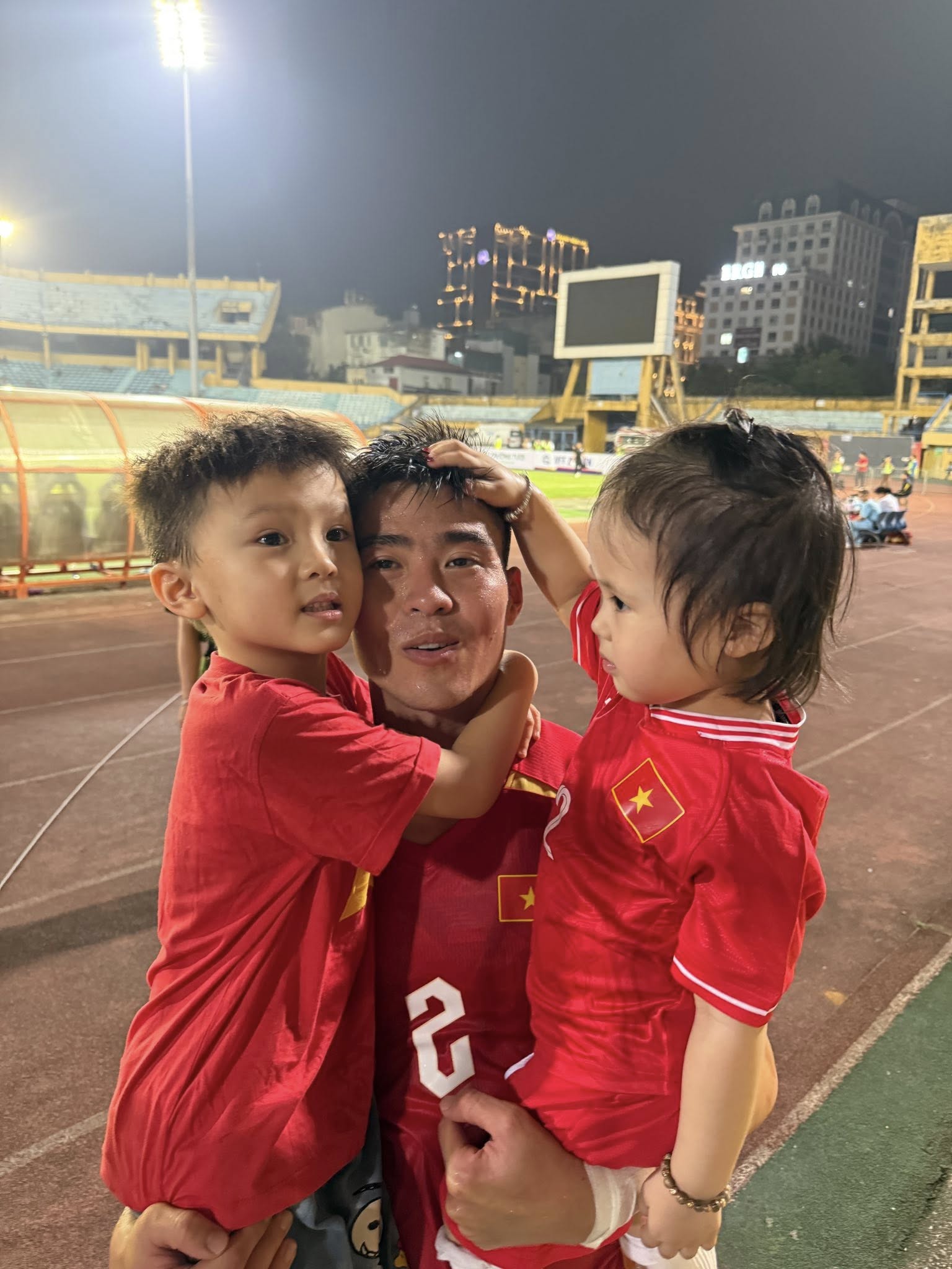 V&igrave; sao vợ Duy Mạnh lại "xin v&iacute;a" cho qu&yacute; tử t&oacute;c xoăn giống Xu&acirc;n Son?- Ảnh 2.