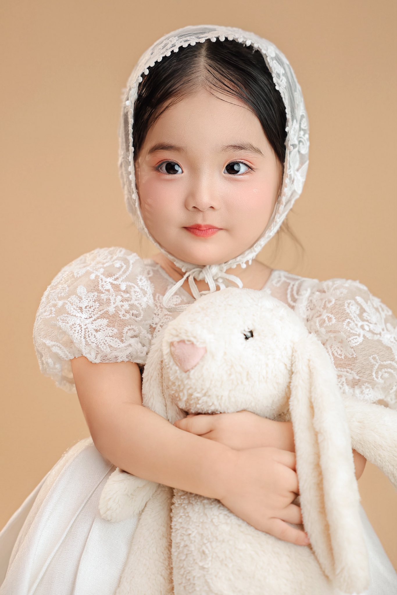 Cận cảnh nhan sắc xinh yêu như "búp bê sống" của bé Lisa, cực phẩm gen trội nhà Khánh Thi - Phan Hiển- Ảnh 4. Cận cảnh nhan sắc xinh yêu như "búp bê sống" của bé Lisa, cực phẩm gen trội nhà Khánh Thi - Phan Hiển- Ảnh 4.