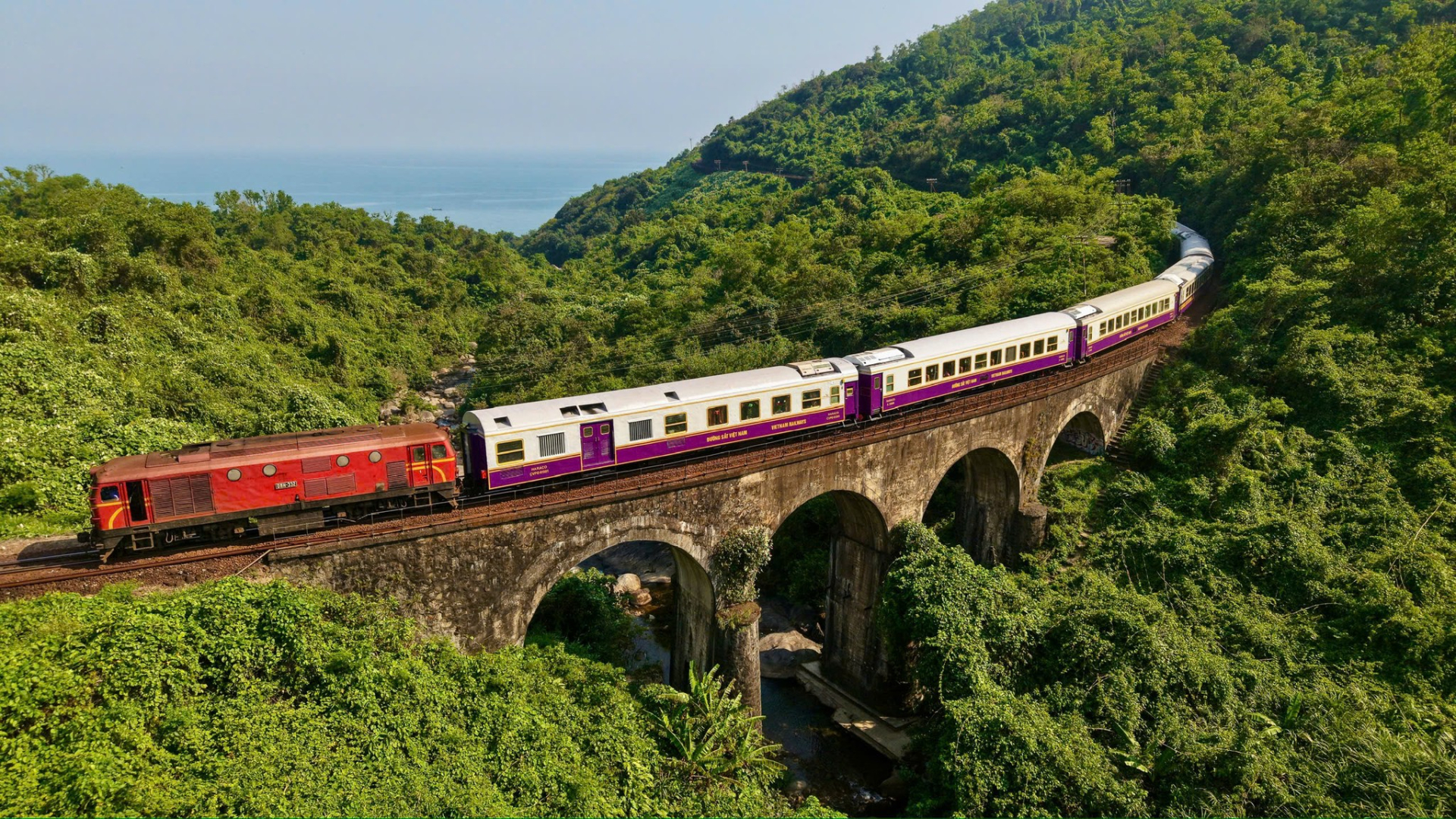 Chuyến t&agrave;u &lsquo;xịn như kh&aacute;ch sạn 5 sao&rsquo; mới nhất ở Việt Nam: Đi qua vịnh biển đẹp top 1 thế giới, gi&aacute; chưa đến 200.000 đồng/người- Ảnh 1.