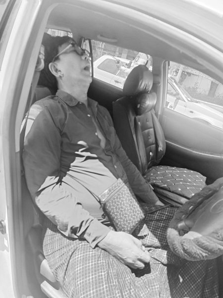 Một ca sĩ đột tử khi đang xếp h&agrave;ng chờ đổ xăng- Ảnh 1.