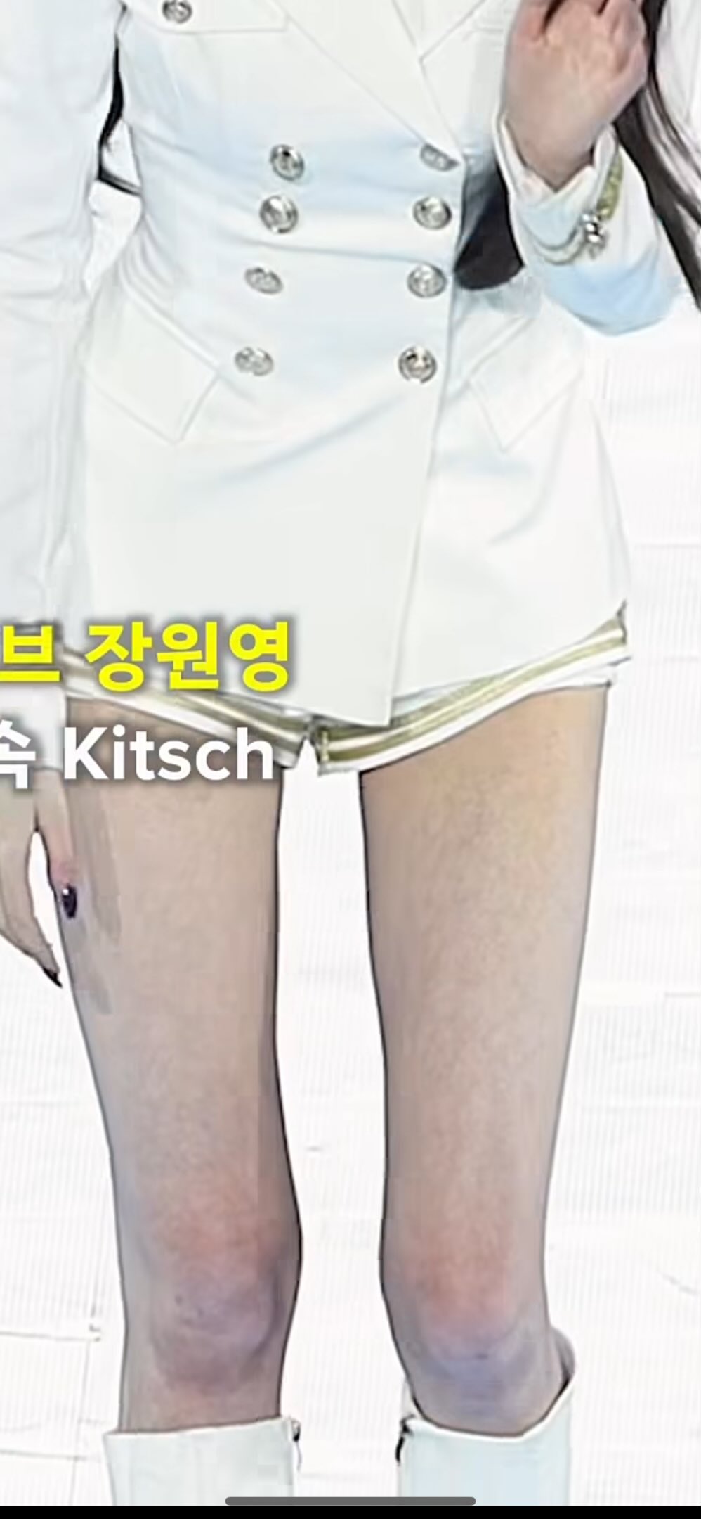 Đ&ocirc;i ch&acirc;n triệu đ&ocirc; của Jang Wonyoung lộ thứ bất thường- Ảnh 2.