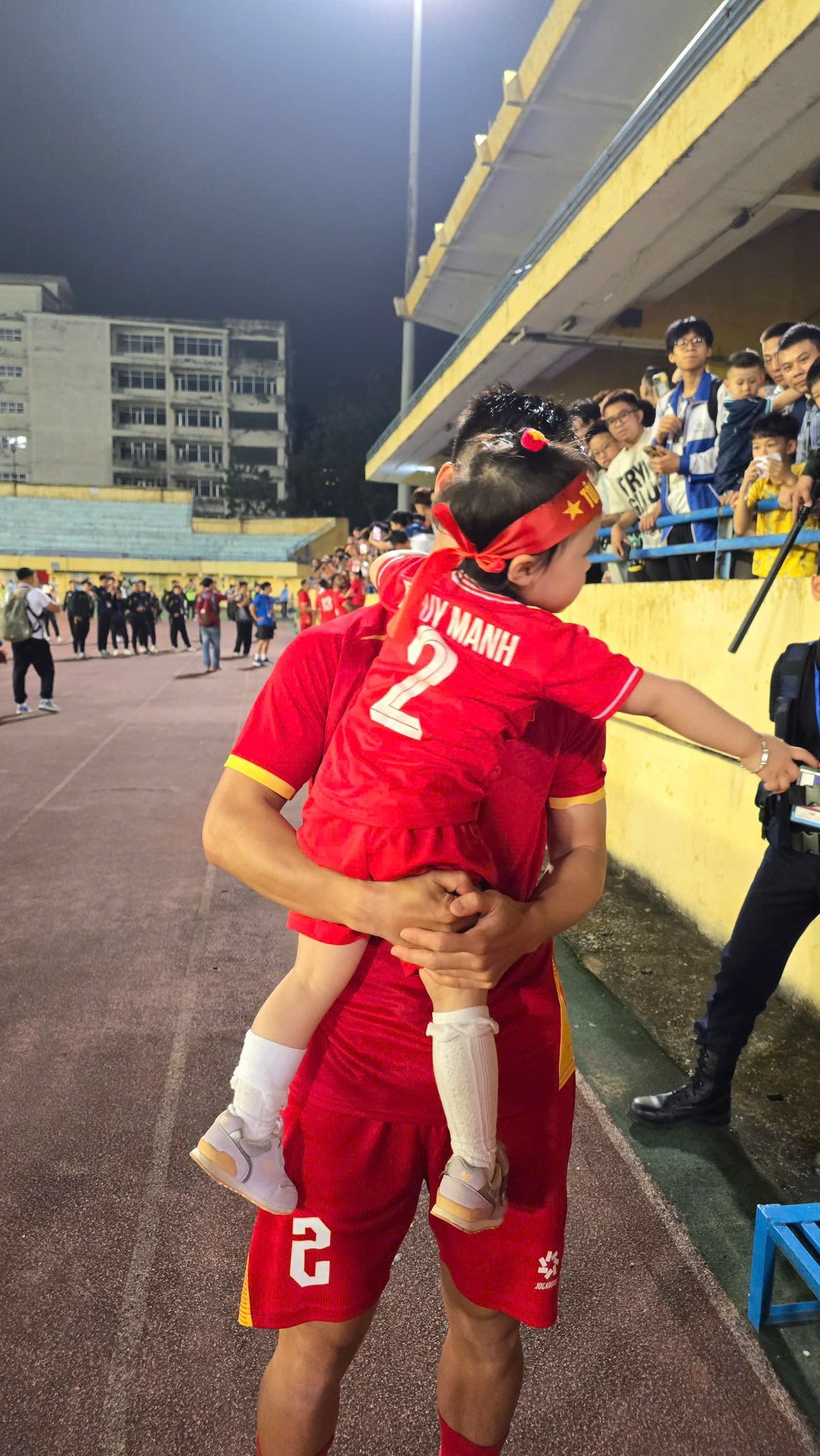 V&igrave; sao vợ Duy Mạnh lại "xin v&iacute;a" cho qu&yacute; tử t&oacute;c xoăn giống Xu&acirc;n Son?- Ảnh 3.