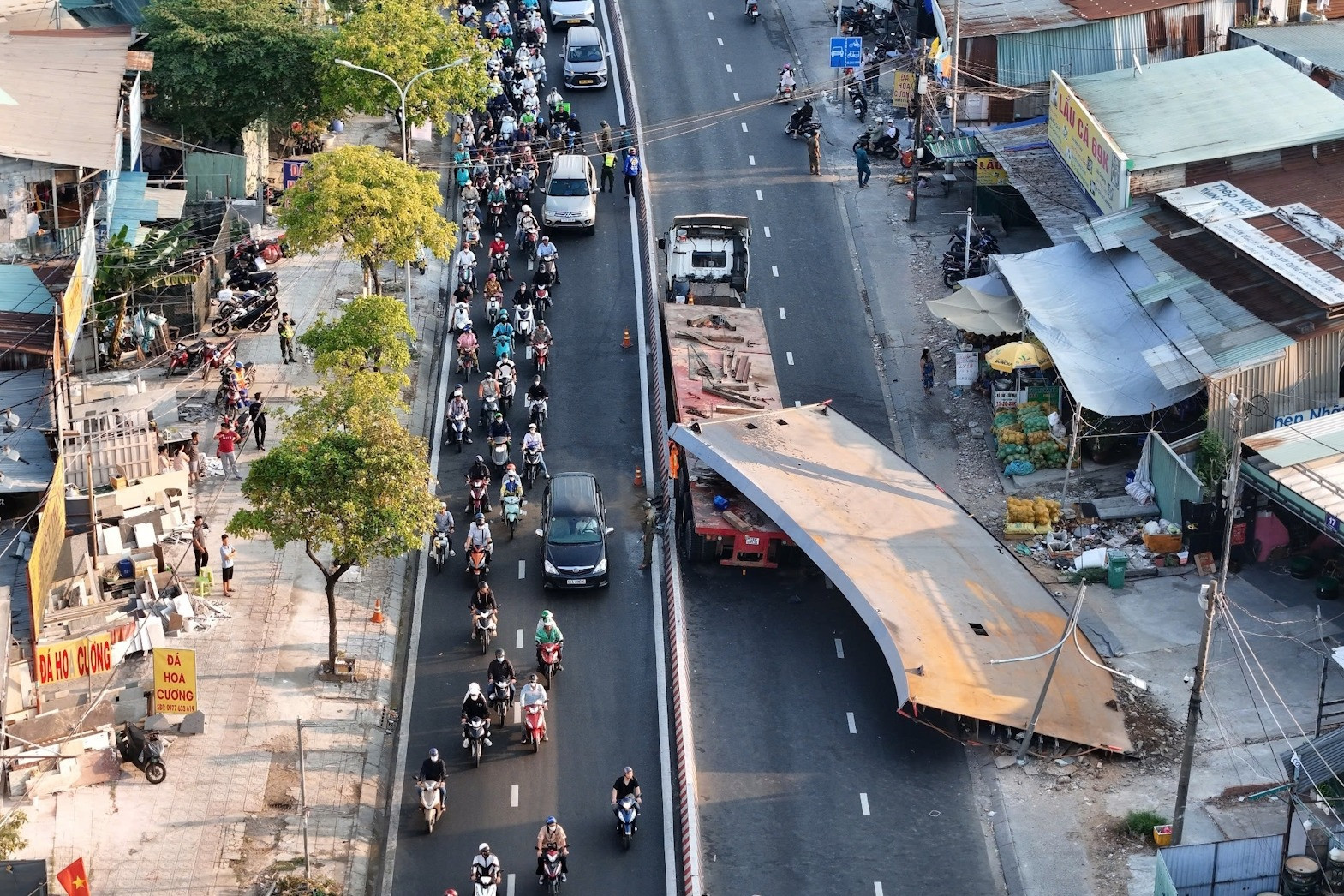 Xe chở thép va quệt làm sập cabin xe rác, một tài xế tử vong khiến cầu Kênh Tẻ kẹt cứng- Ảnh 1. Xe chở thép va quệt làm sập cabin xe rác, một tài xế tử vong khiến cầu Kênh Tẻ kẹt cứng- Ảnh 1.