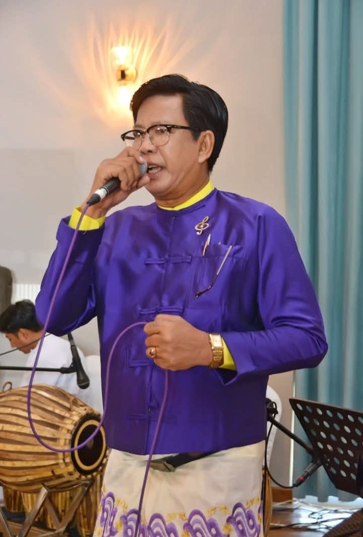 Một ca sĩ đột tử khi đang xếp h&agrave;ng chờ đổ xăng- Ảnh 2.