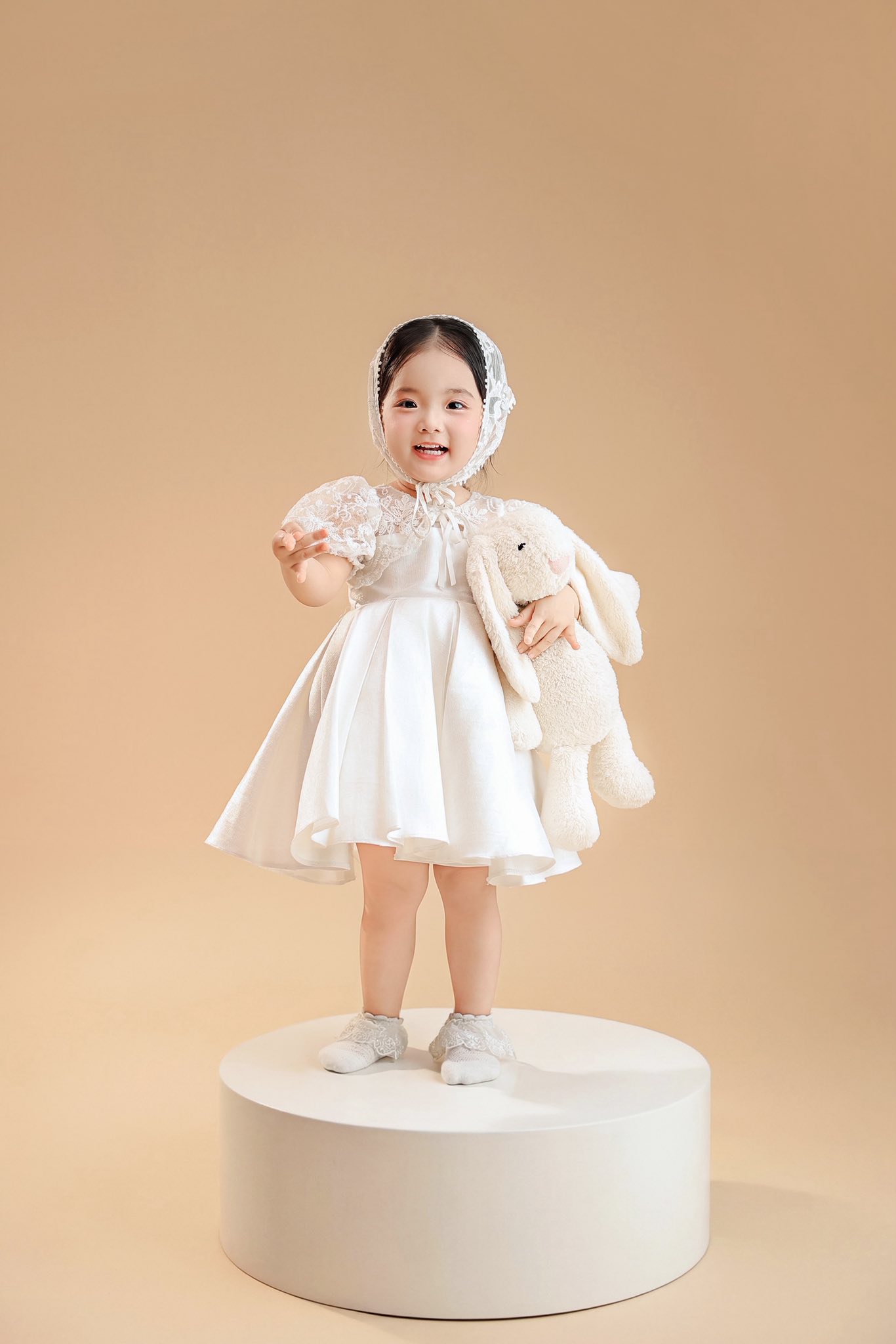 Cận cảnh nhan sắc xinh yêu như "búp bê sống" của bé Lisa, cực phẩm gen trội nhà Khánh Thi - Phan Hiển- Ảnh 7. Cận cảnh nhan sắc xinh yêu như "búp bê sống" của bé Lisa, cực phẩm gen trội nhà Khánh Thi - Phan Hiển- Ảnh 7.