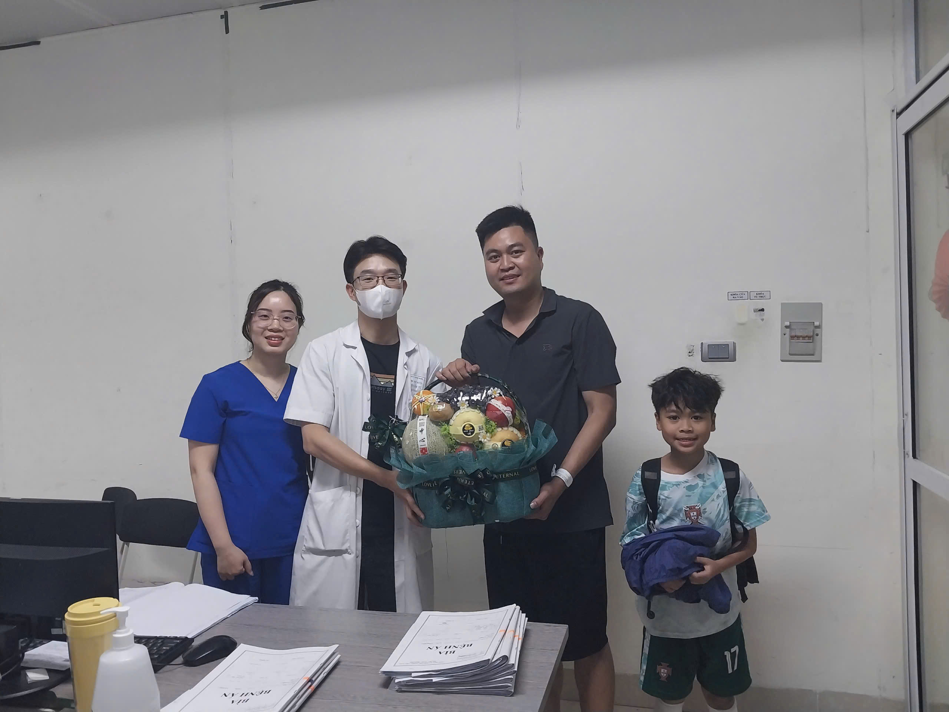 Bức ảnh "ph&eacute;p m&agrave;u" sau vụ ch&aacute;y Lĩnh Nam: 7 người tho&aacute;t nạn v&agrave; những "người h&ugrave;ng" kh&ocirc;ng ai biết t&ecirc;n- Ảnh 3.