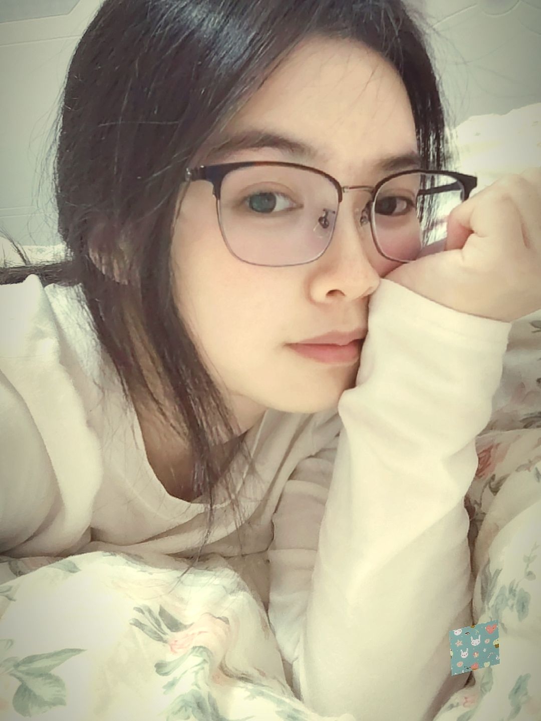 Rầm rộ trend &ldquo;chụp ảnh che nửa mặt" - Redhood l&agrave; g&igrave;? Tại sao viral?- Ảnh 11.