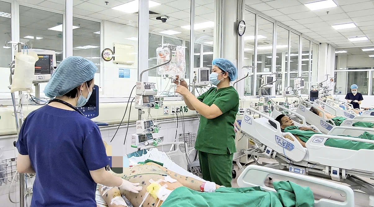 Ng&agrave;y c&agrave;ng nhiều người lớn bị thủy đậu: Bệnh viện Bệnh Nhiệt đới Trung ương cảnh b&aacute;o KHẨN- Ảnh 1.